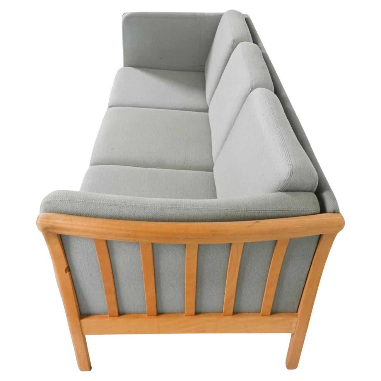 Mid-Century Modern Magnifique canapé 3 places danois moderne du milieu du siècle dernier en tissu gris avec cadre et pieds en bouleau en vente