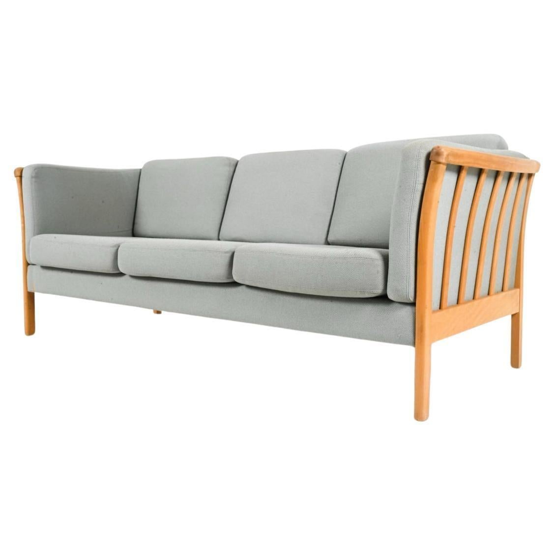 Danois Magnifique canapé 3 places danois moderne du milieu du siècle dernier en tissu gris avec cadre et pieds en bouleau en vente