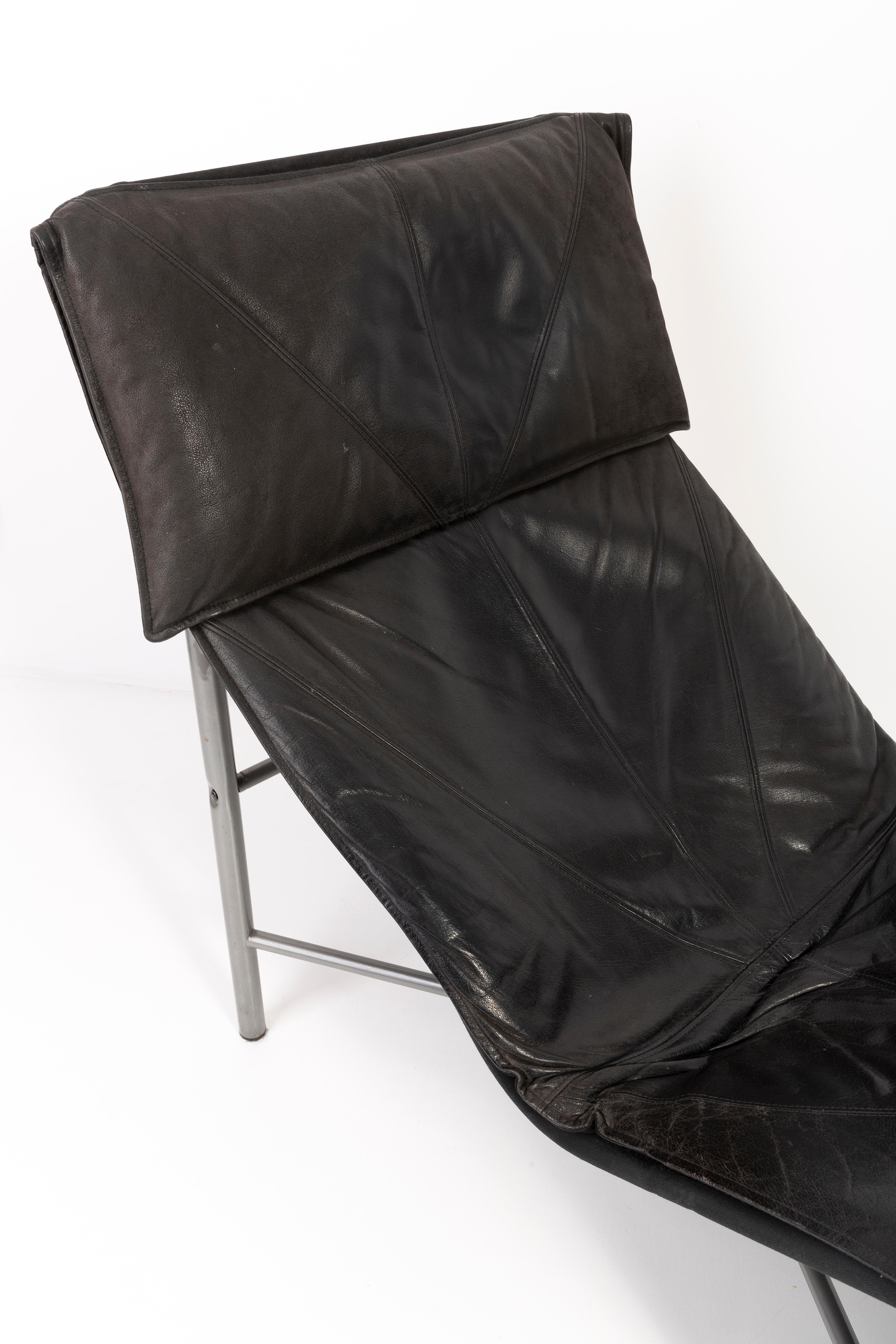 Midcentury Danish Modern Black Leather Chaise Lounge Chair by Tord Björklund In Good Condition In 05-080 Hornowek, PL