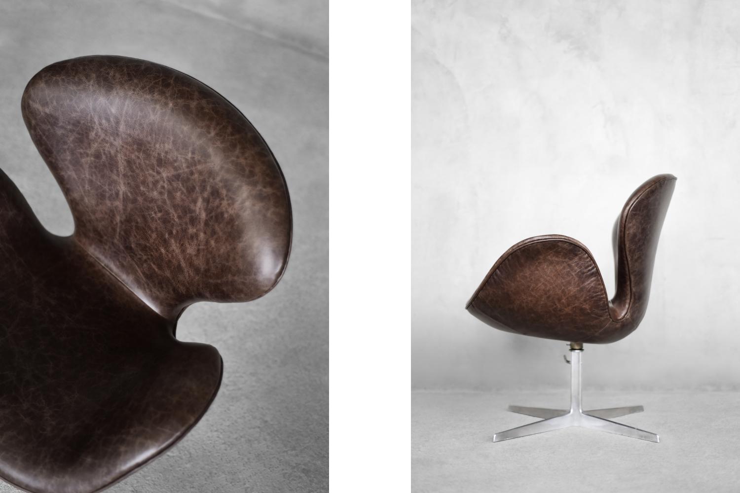 Silla moderna danesa de mediados de siglo en piel marrón con forma de cisne de A.Jacobsen para Fritz Hansen en venta 3