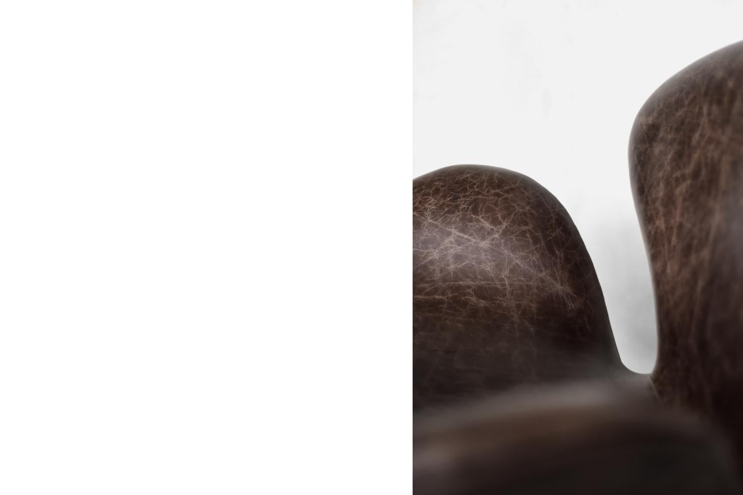 Silla moderna danesa de mediados de siglo en piel marrón con forma de cisne de A.Jacobsen para Fritz Hansen en venta 8