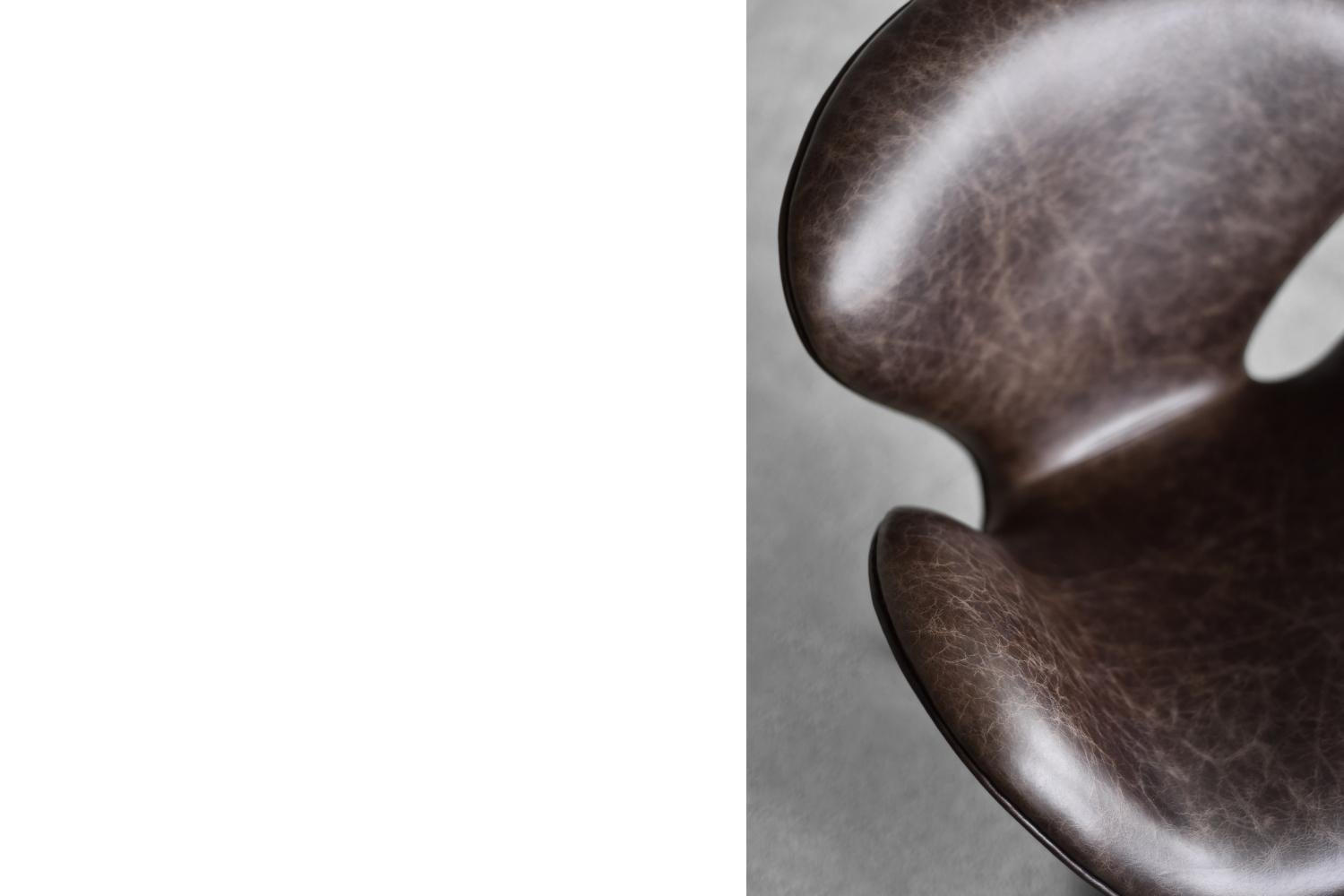 Silla moderna danesa de mediados de siglo en piel marrón con forma de cisne de A.Jacobsen para Fritz Hansen en venta 9