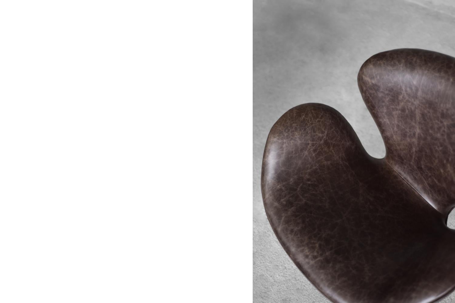 Silla moderna danesa de mediados de siglo en piel marrón con forma de cisne de A.Jacobsen para Fritz Hansen en venta 10
