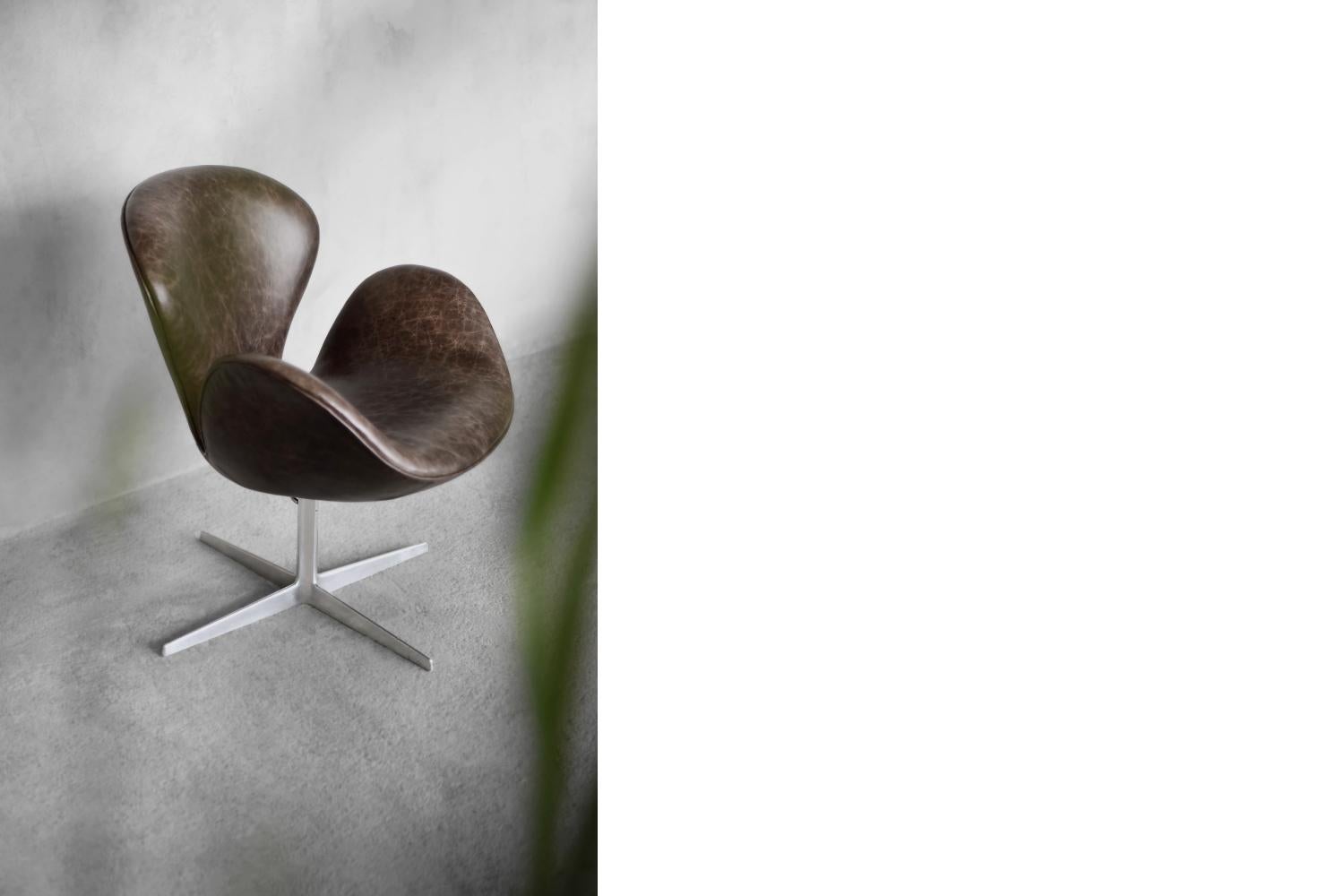 Silla moderna danesa de mediados de siglo en piel marrón con forma de cisne de A.Jacobsen para Fritz Hansen en venta 11