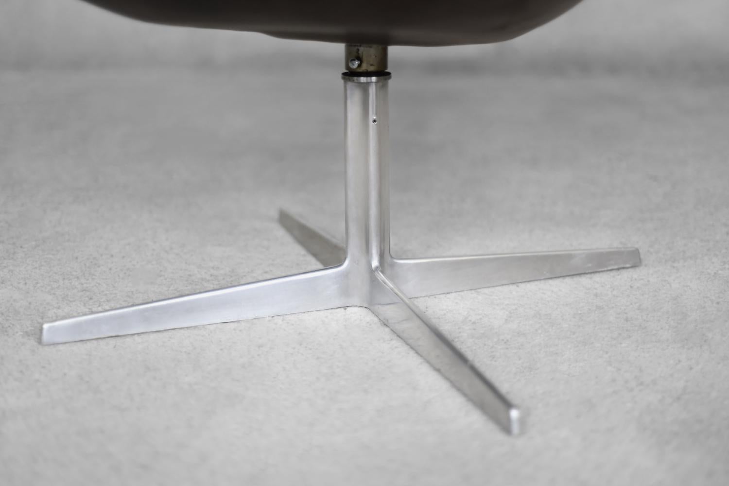 Silla moderna danesa de mediados de siglo en piel marrón con forma de cisne de A.Jacobsen para Fritz Hansen en venta 12
