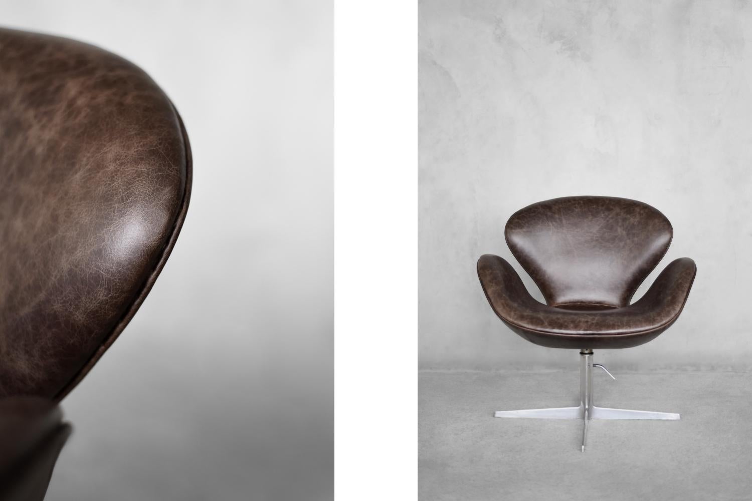 Silla moderna danesa de mediados de siglo en piel marrón con forma de cisne de A.Jacobsen para Fritz Hansen Moderno de mediados de siglo en venta