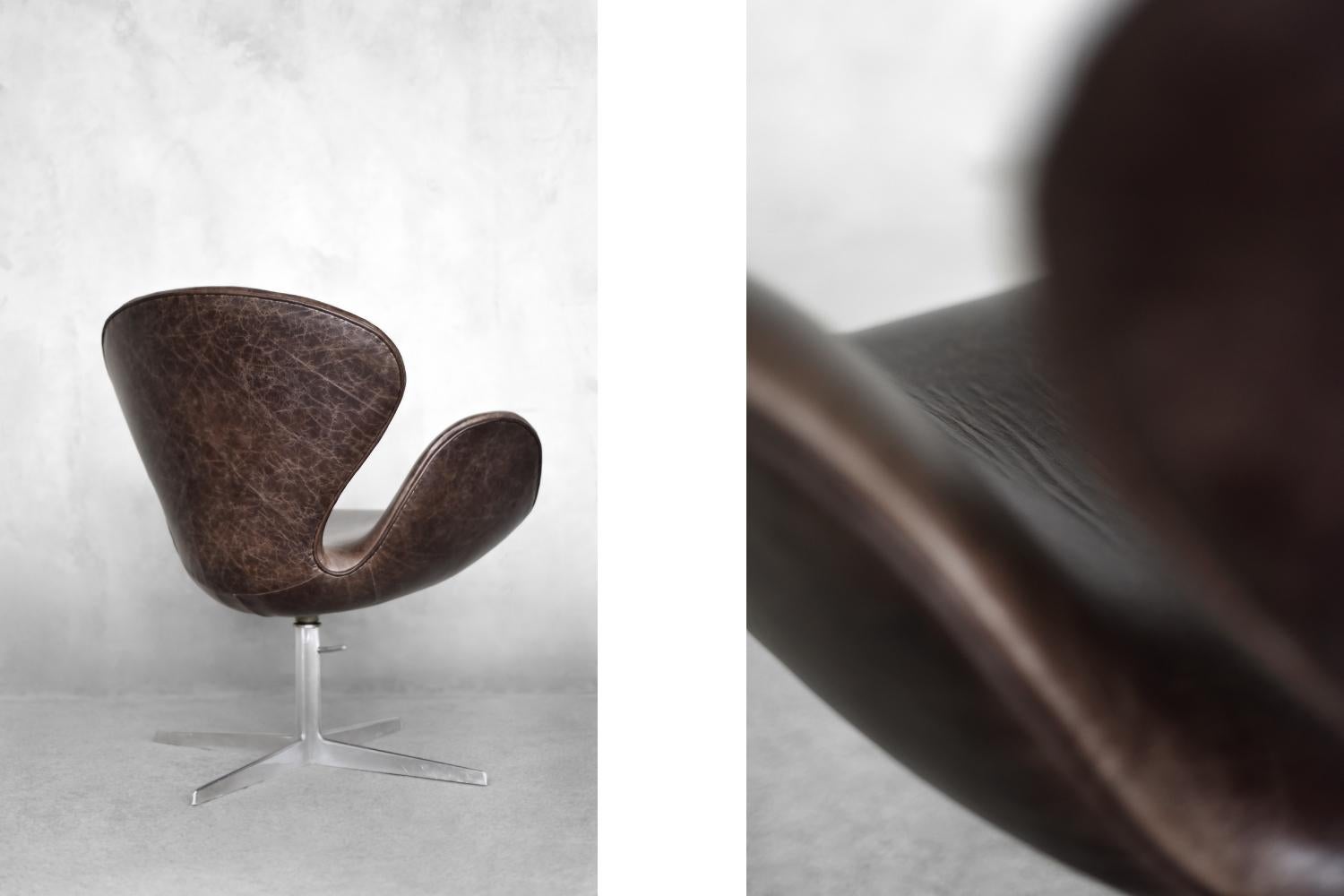 Silla moderna danesa de mediados de siglo en piel marrón con forma de cisne de A.Jacobsen para Fritz Hansen en venta 2