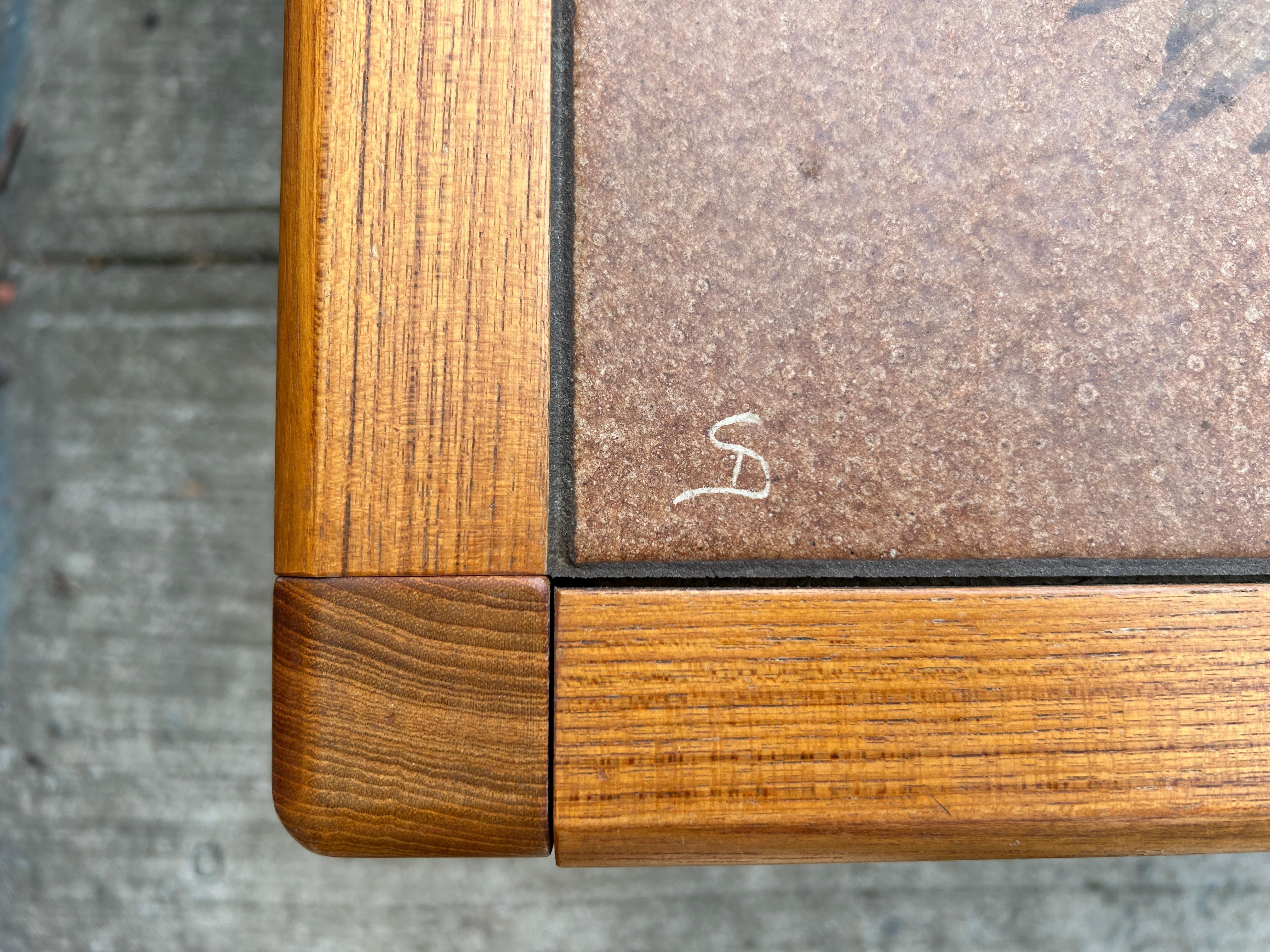 Danois Table d'appoint en teck avec plateau en céramique Danish Modern Midcentury en vente