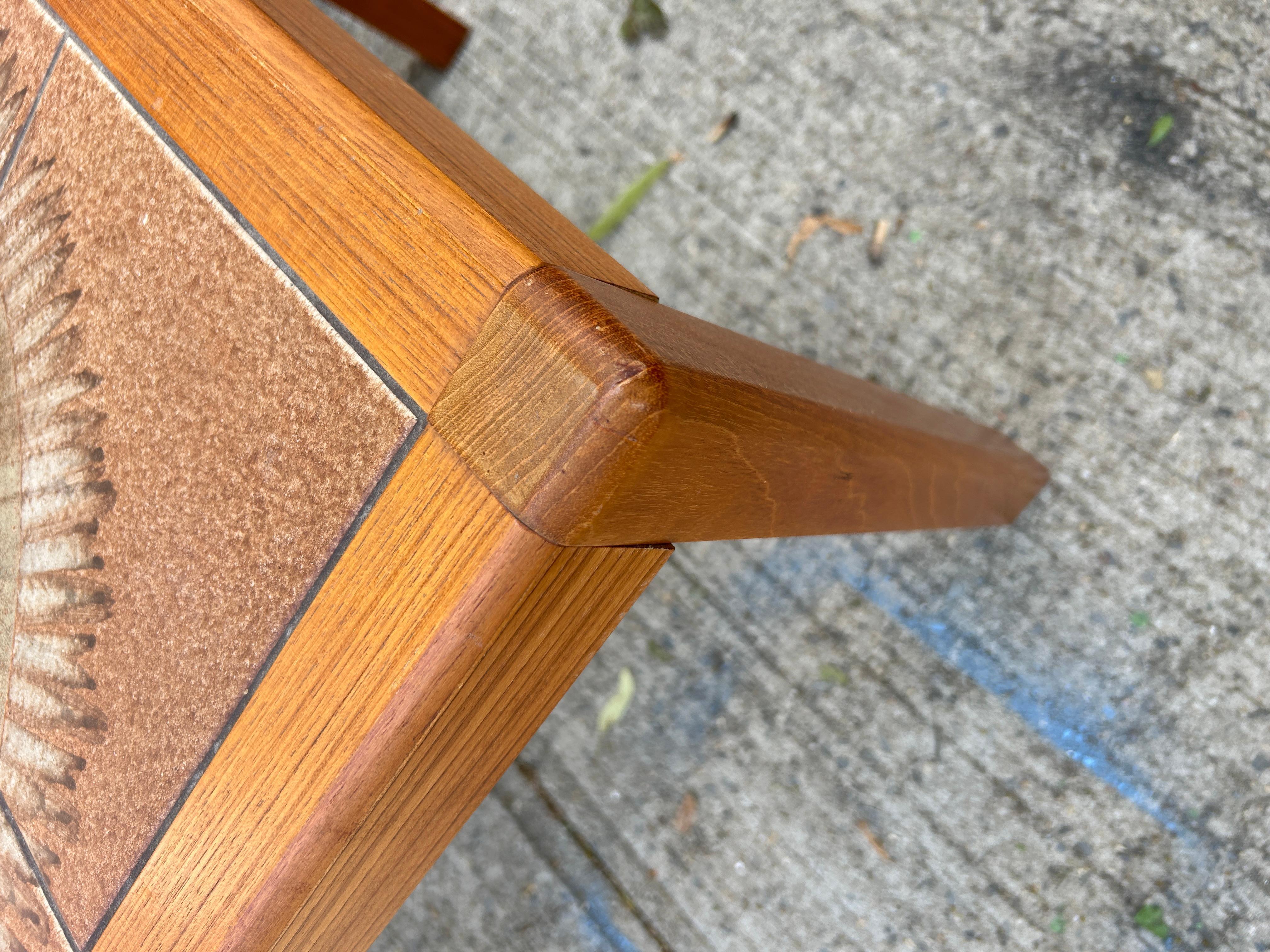 Travail du bois Table d'appoint en teck avec plateau en céramique Danish Modern Midcentury en vente