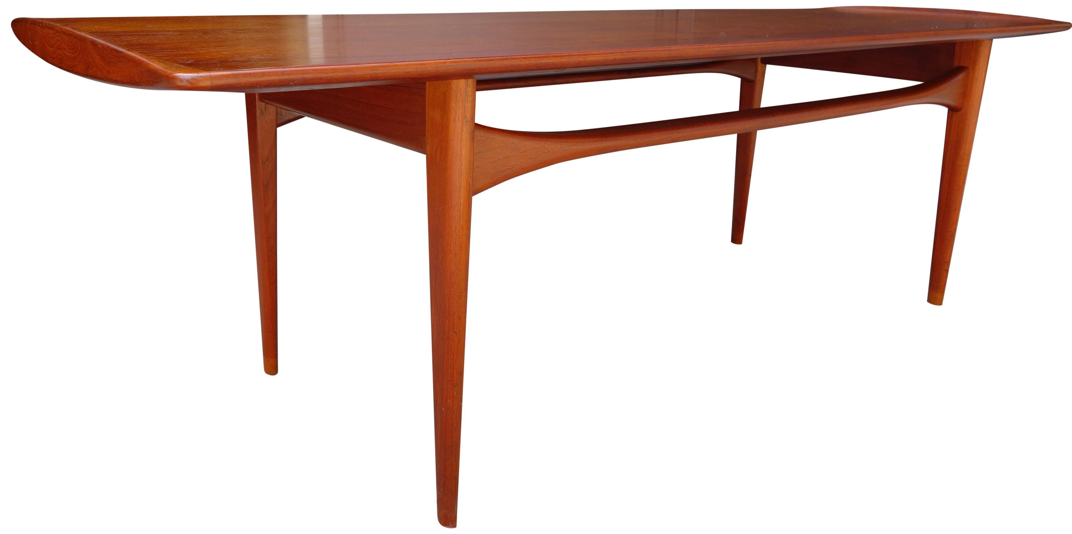 Midcentury Danish Modern Coffee Table by Kindt-Larsen for France and Daverkosen In Good Condition For Sale In BROOKLYN, NY