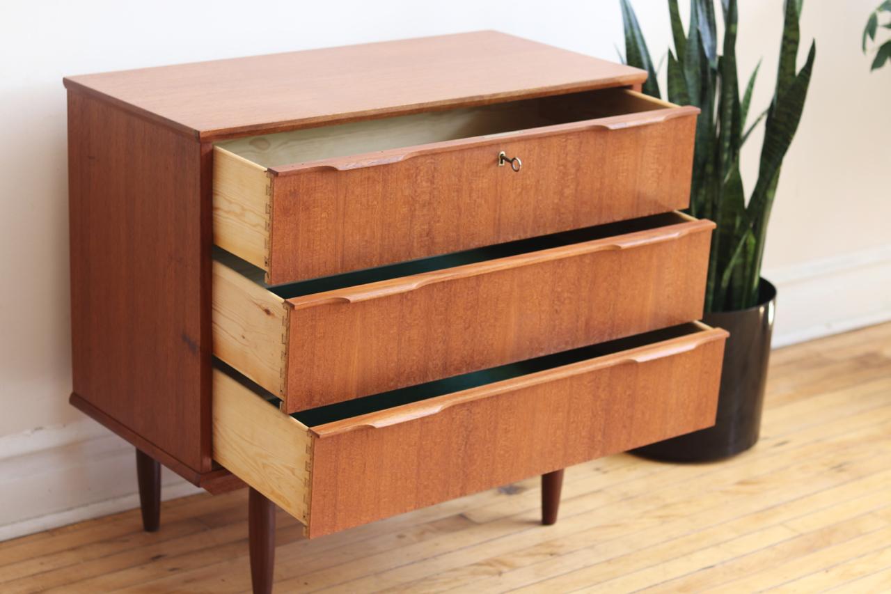Midcentury Danish Modern Ejsing Chest of Drawers In Excellent Condition In Brooklyn, NY