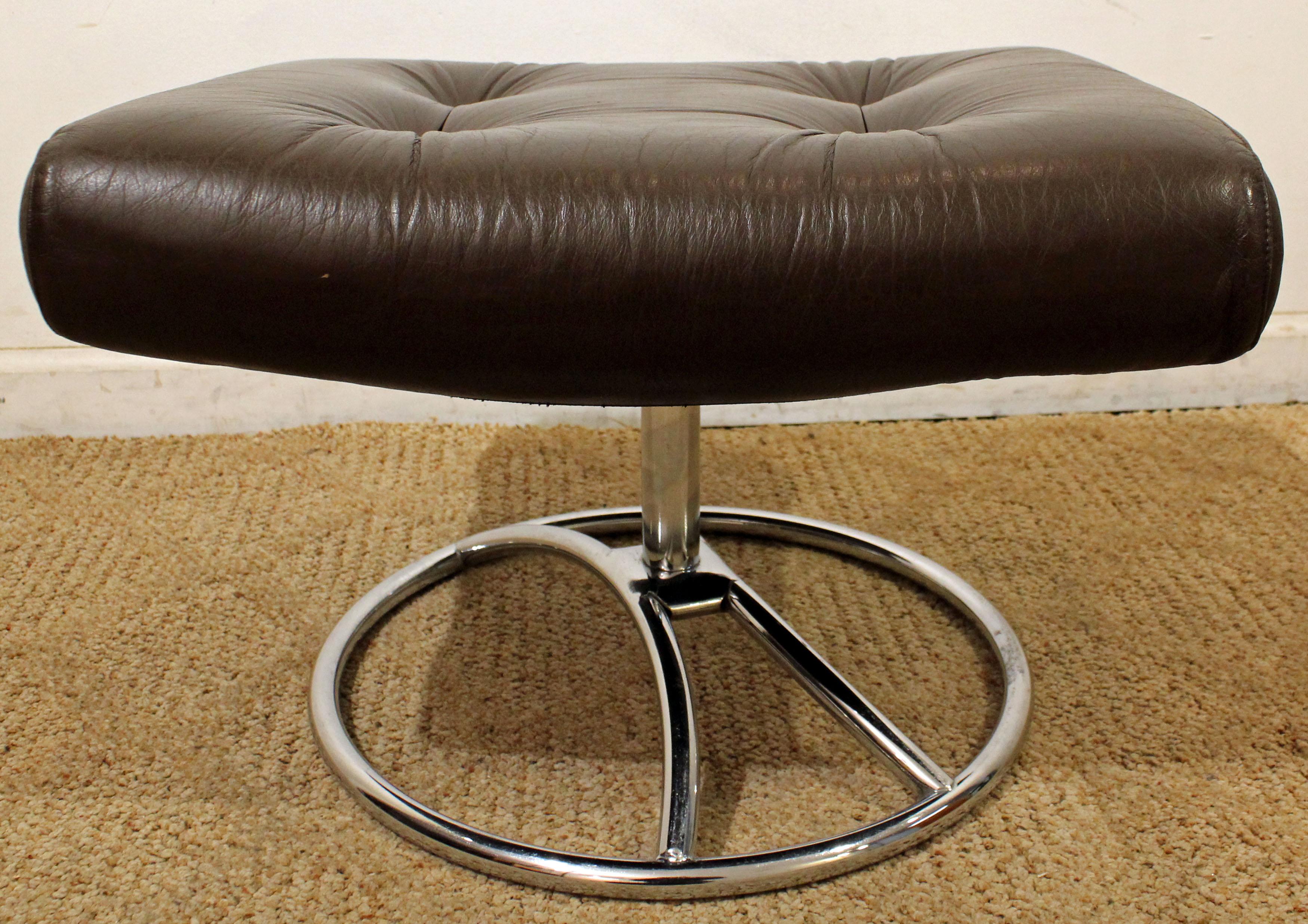 Offered is an Ekornes Stressless chrome leather ottoman. It is made of leather and chrome, and it swivels. This piece is in good condition, shows some age wear. It is not signed.

Approx. dimensions:
21.5
