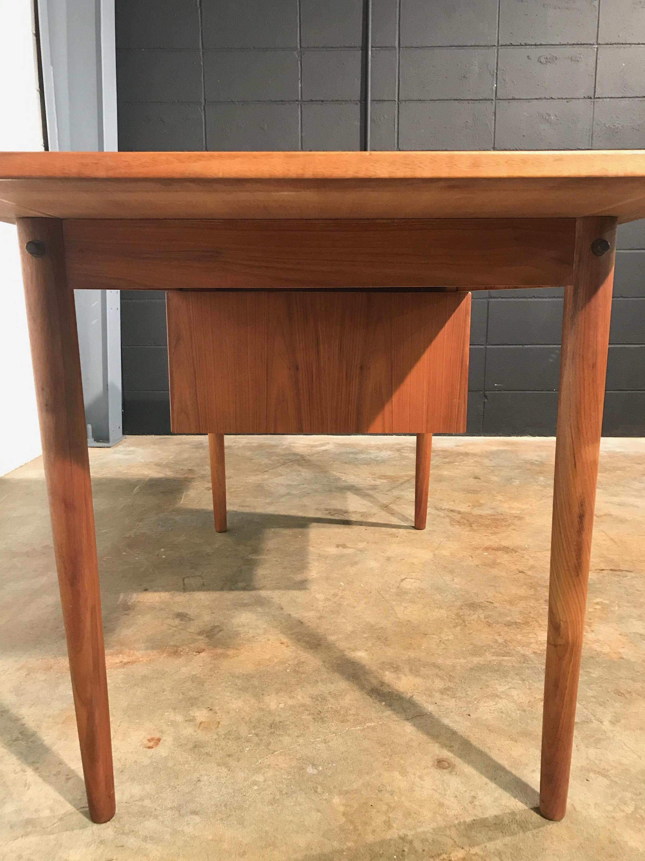 Midcentury Danish Modern Extendable and Reversible Teak Desk by Arne Vodder 5