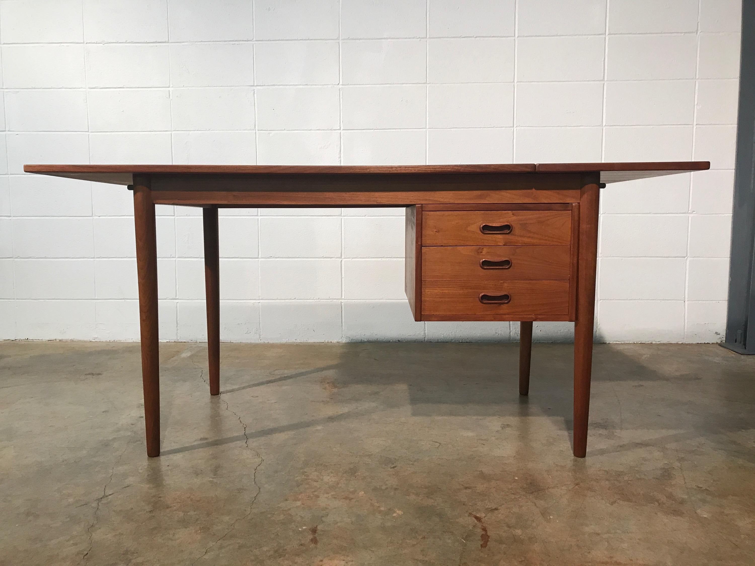 Midcentury Danish Modern Extendable and Reversible Teak Desk by Arne Vodder In Good Condition In Marietta, GA