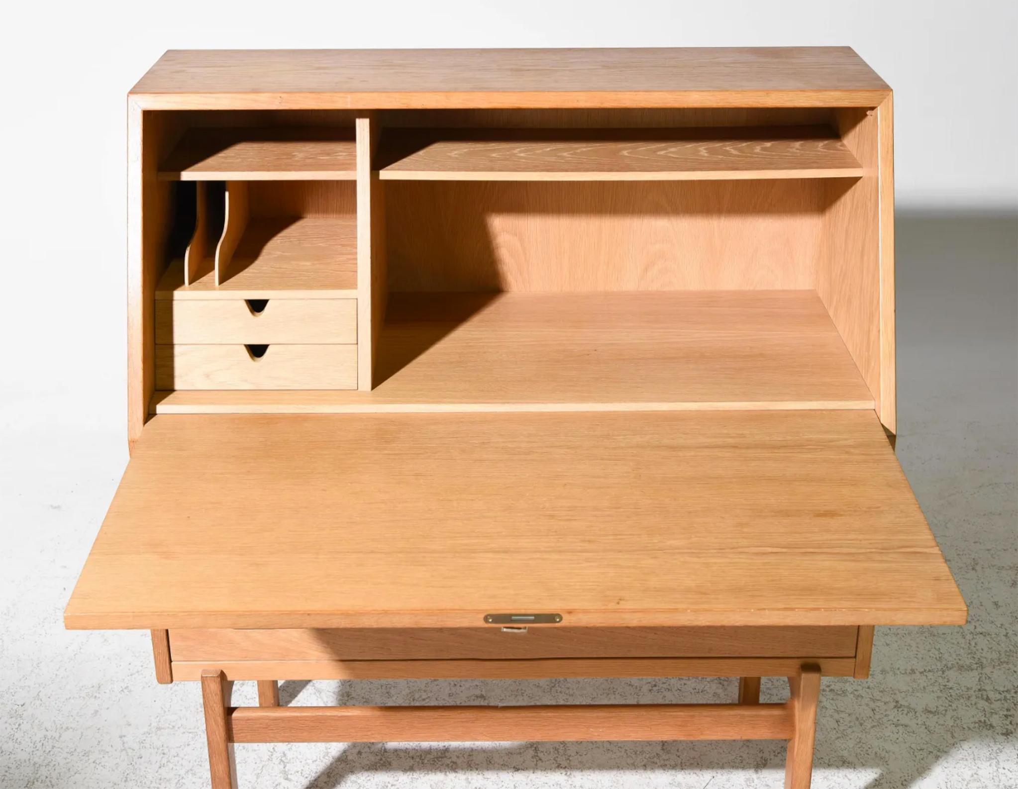 Dänischer Midcentury Modern Flip Down Schreibtisch von Arne Wahl Iversen in Eiche Hell (Moderne der Mitte des Jahrhunderts) im Angebot