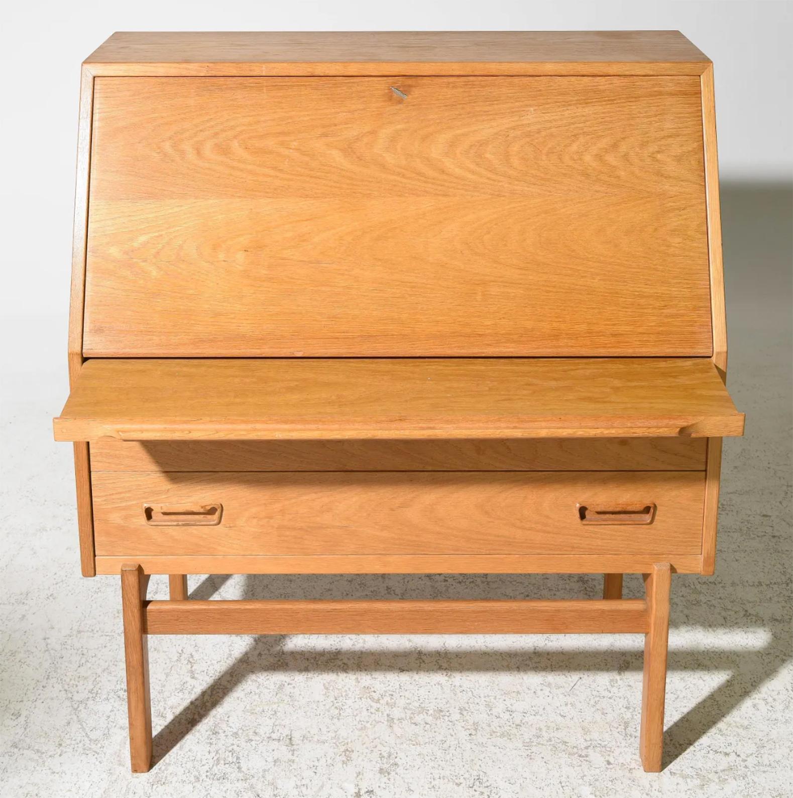 Dänischer Midcentury Modern Flip Down Schreibtisch von Arne Wahl Iversen in Eiche Hell (Holzarbeit) im Angebot