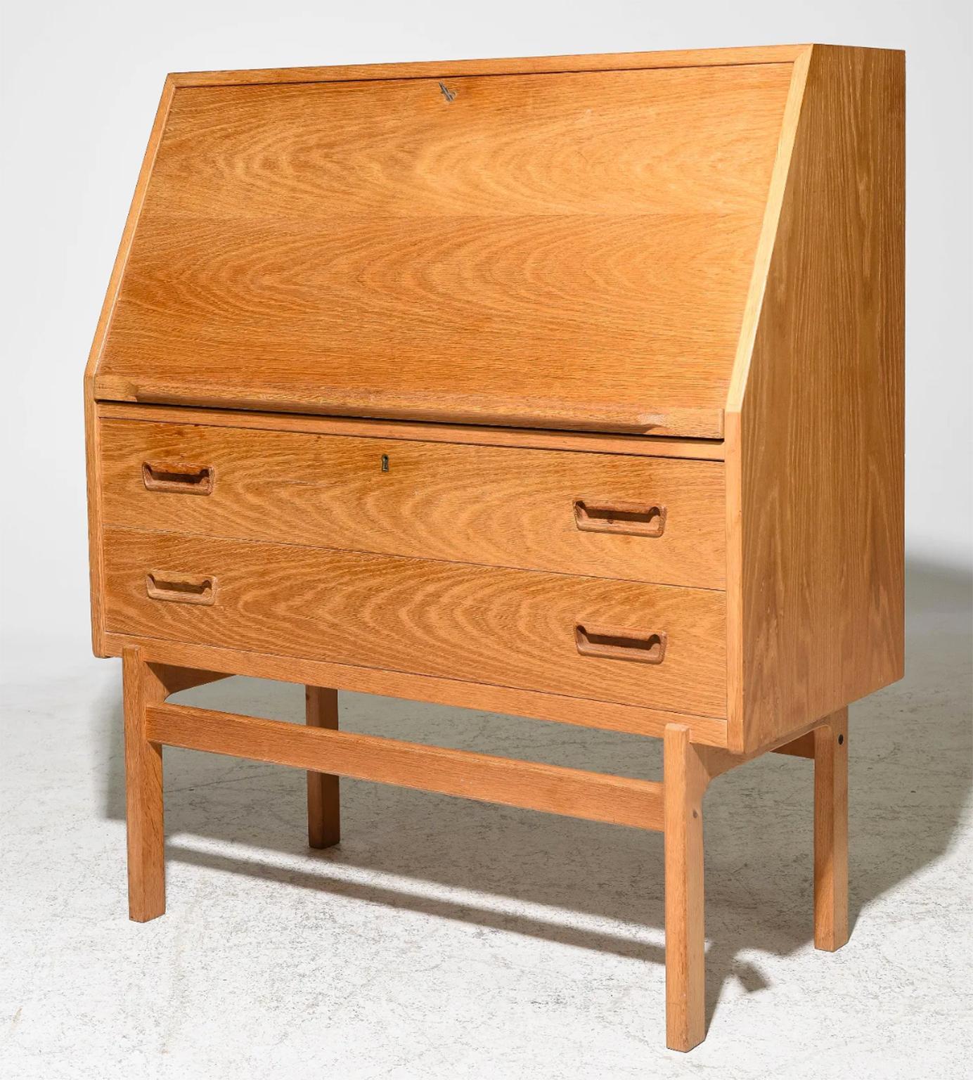 Dänischer Midcentury Modern Flip Down Schreibtisch von Arne Wahl Iversen in Eiche Hell im Zustand „Gut“ im Angebot in Brooklyn, NY