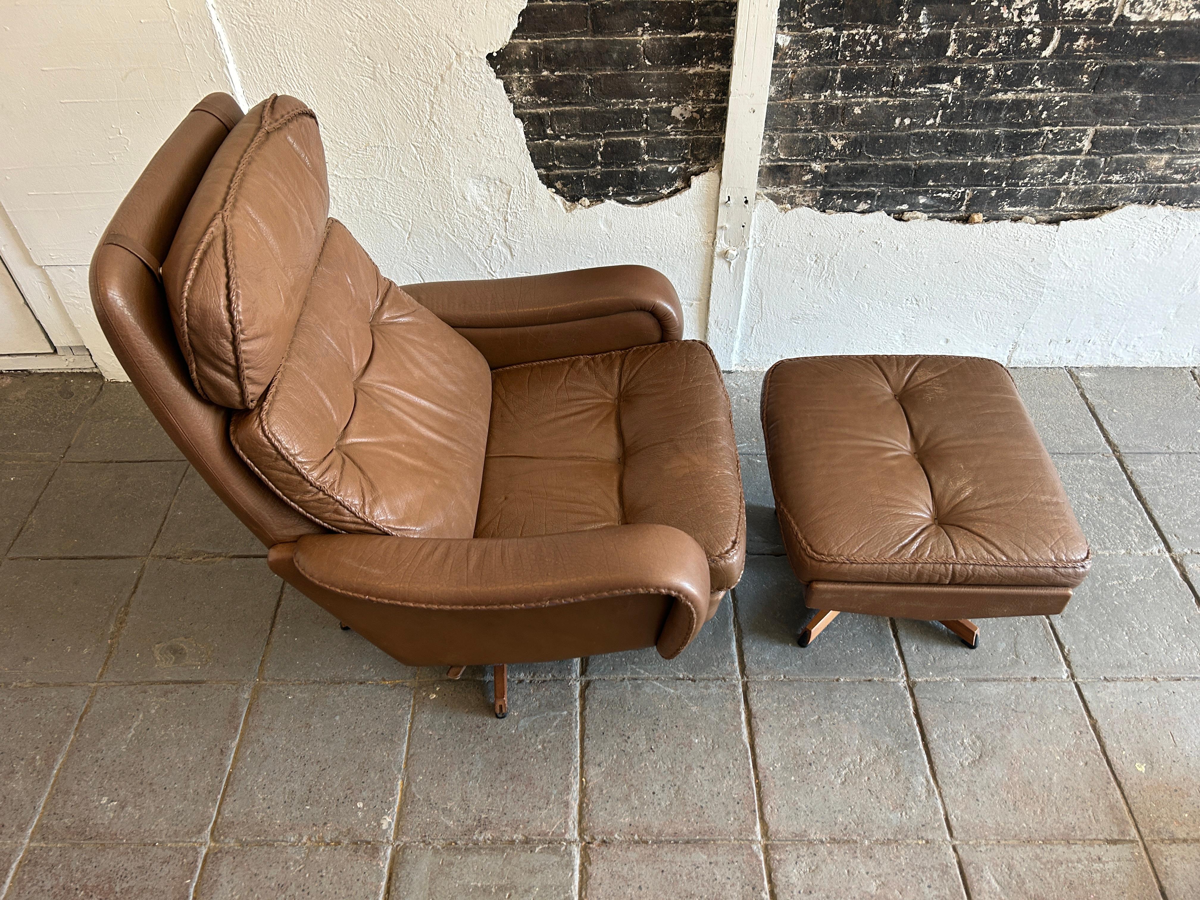 Mid-Century moderno Sedia da salotto in pelle di Madsen & Schubell, un modello danese moderno del Medioevo. in vendita