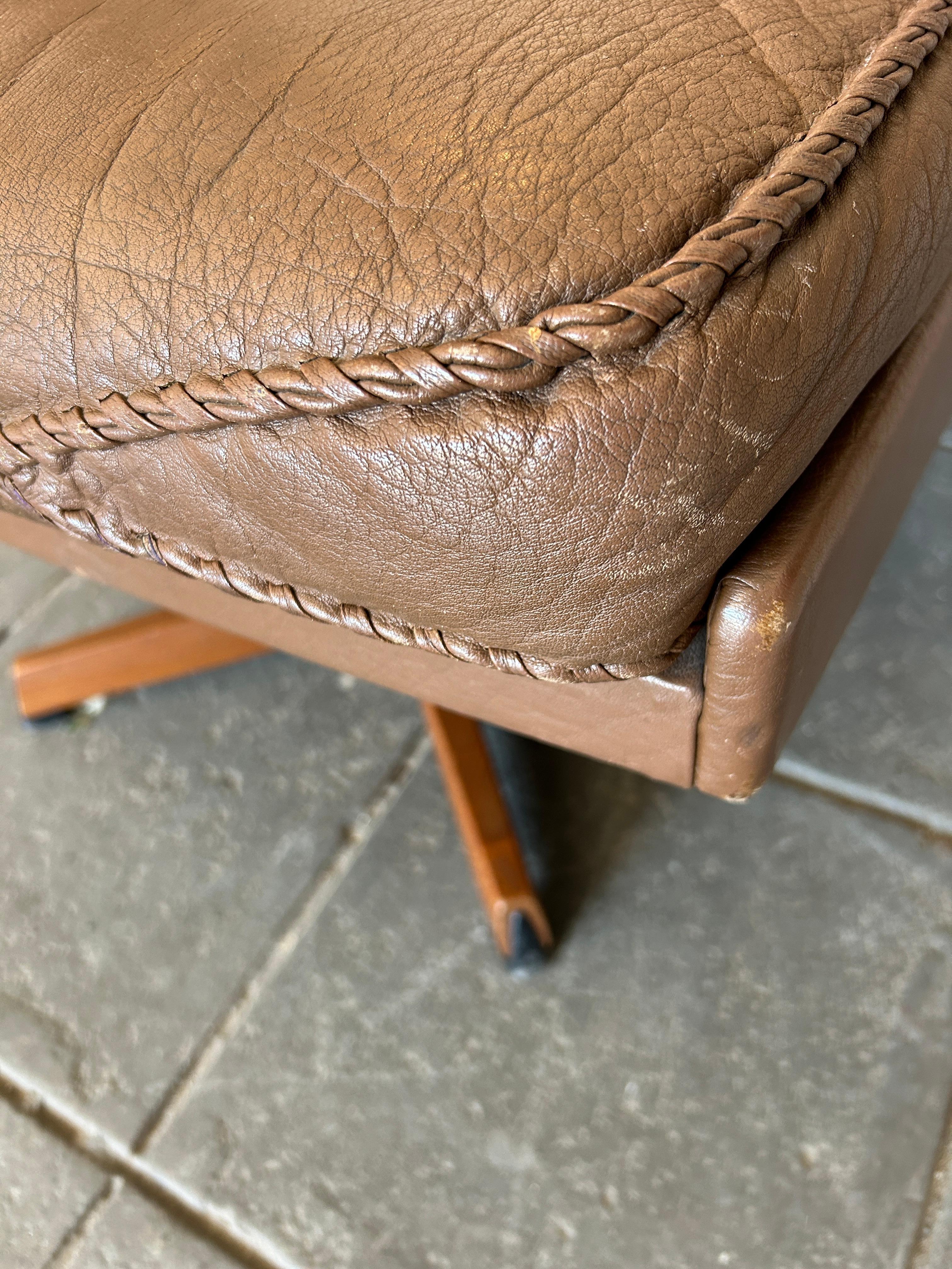 Metà XX secolo Sedia da salotto in pelle di Madsen & Schubell, un modello danese moderno del Medioevo. in vendita