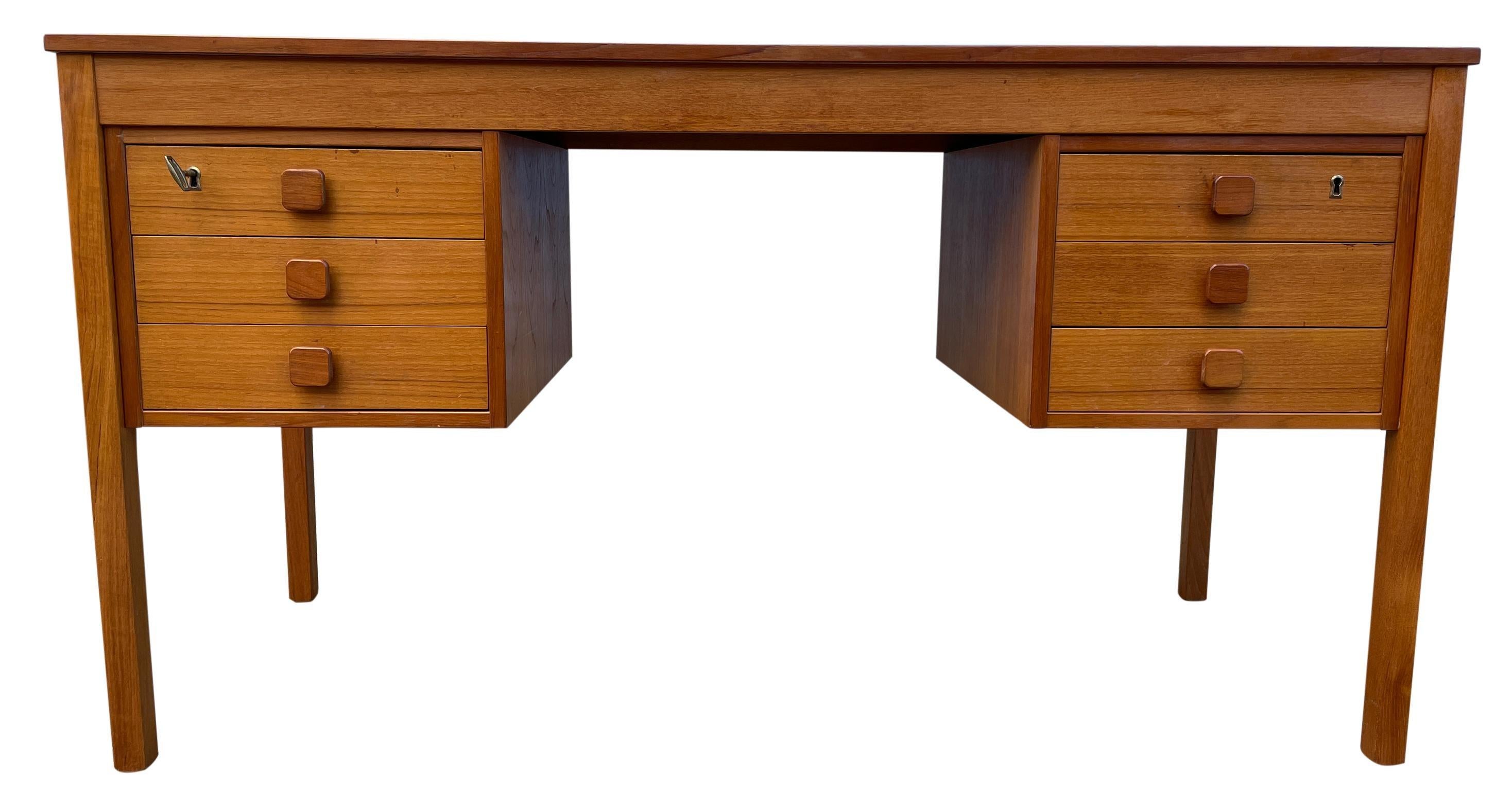Great Medium sized mid century Danish modern light teak desk with 6 drawers with wooden pulls. Danish compact design. No labels, made in Denmark. Top 2 drawers has original Key - Lockable. Located in Brooklyn NYC.

Dimensions: 53