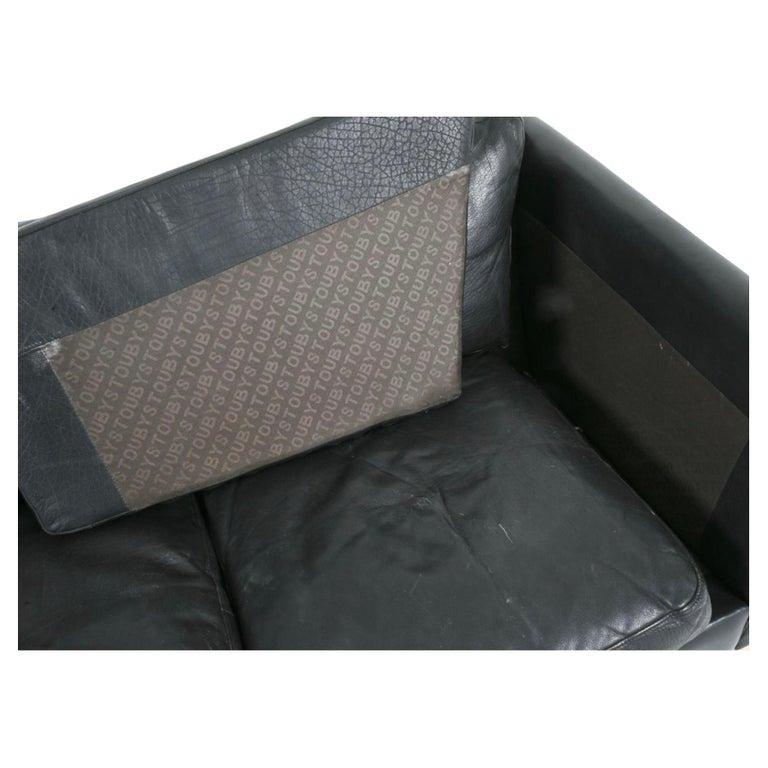 Danois Canapé 2 places en cuir noir à accoudoirs bas et courbes The Moderns en vente