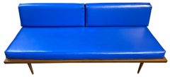 Midcentury Danish Modern Low Minimalist Daybed Hellblau Vinyl Polsterung