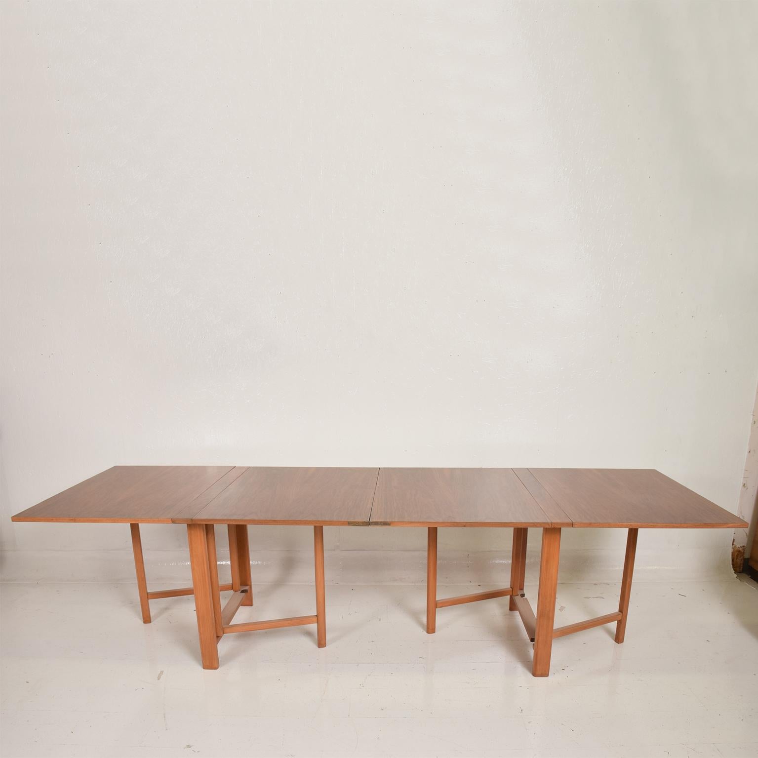 For your consideration, a midcentury Danish modern Maria table, Bruno Mathsson Scandinavian Modern. Beautiful table, very functional with the option to open a needed. It can seat from 2 to up to 10 persons. Doesn't retain makers label. It has a