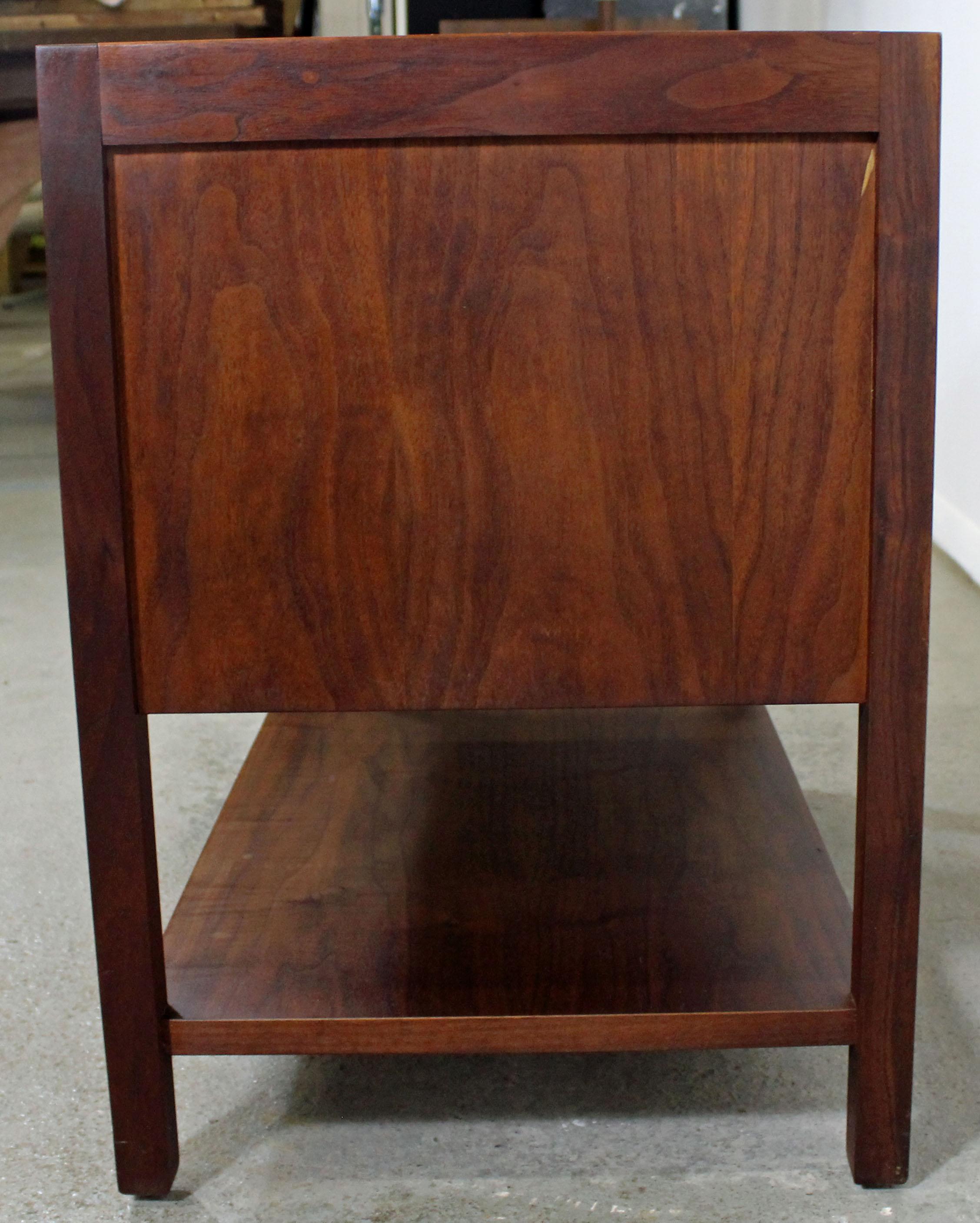 Midcentury Danish Modern Milo Baughman Style Flared Edge Walnut End Table In Good Condition In Wilmington, DE