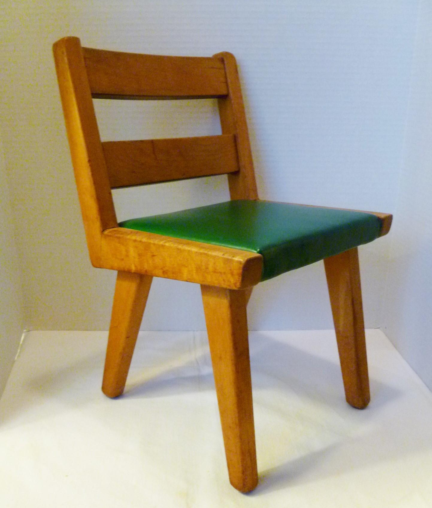 Adorable Mid-Century Modern child's chair in the style of Jens Risom. In blond wood with green vinyl seat covering. Original, in very good vintage condition with appropriate patina. Possibly a Salesman's sample size.
Measurements: 10 3/4 inches