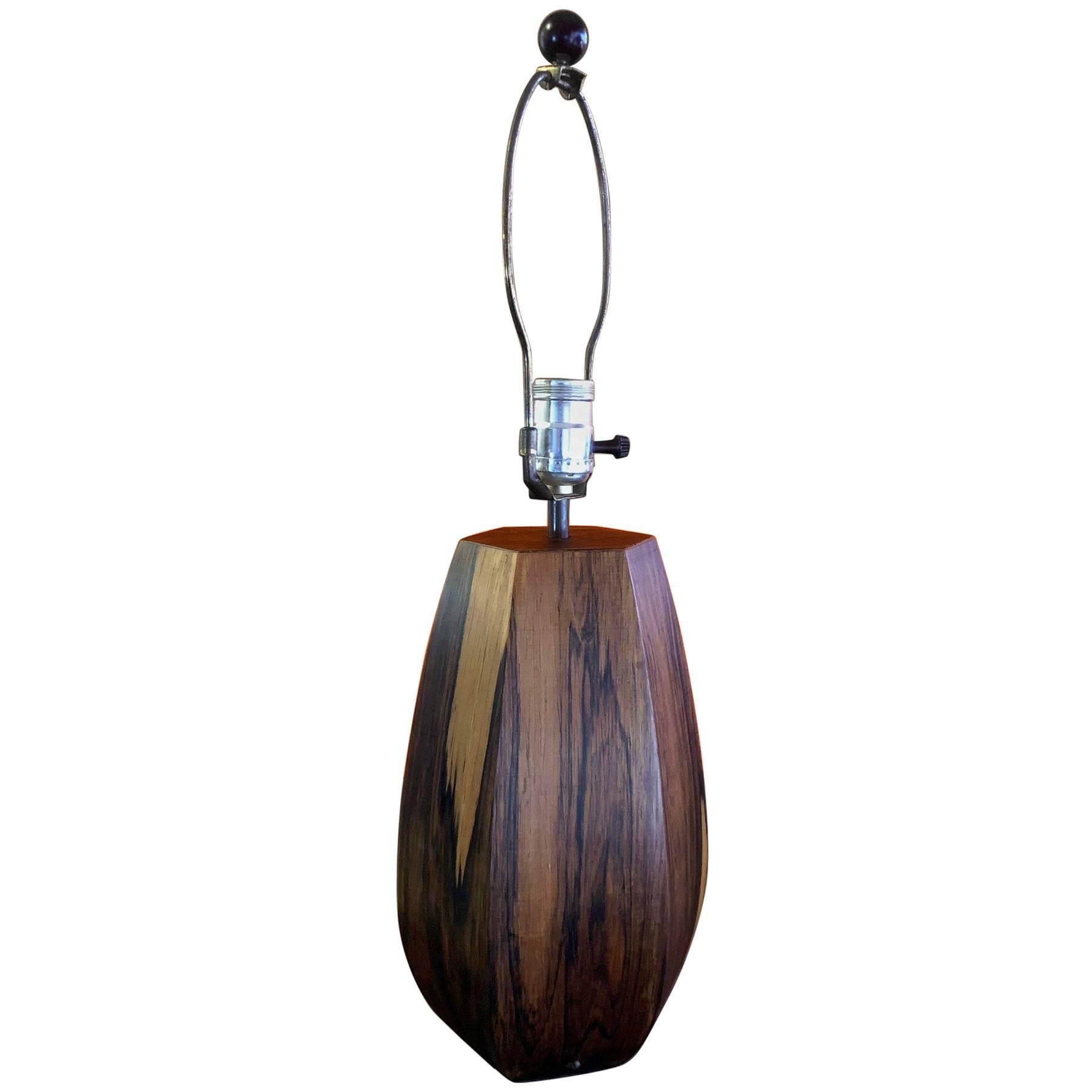 Sechseckige Mid-Century-Tischlampe aus dänischem Rosenholz im Angebot