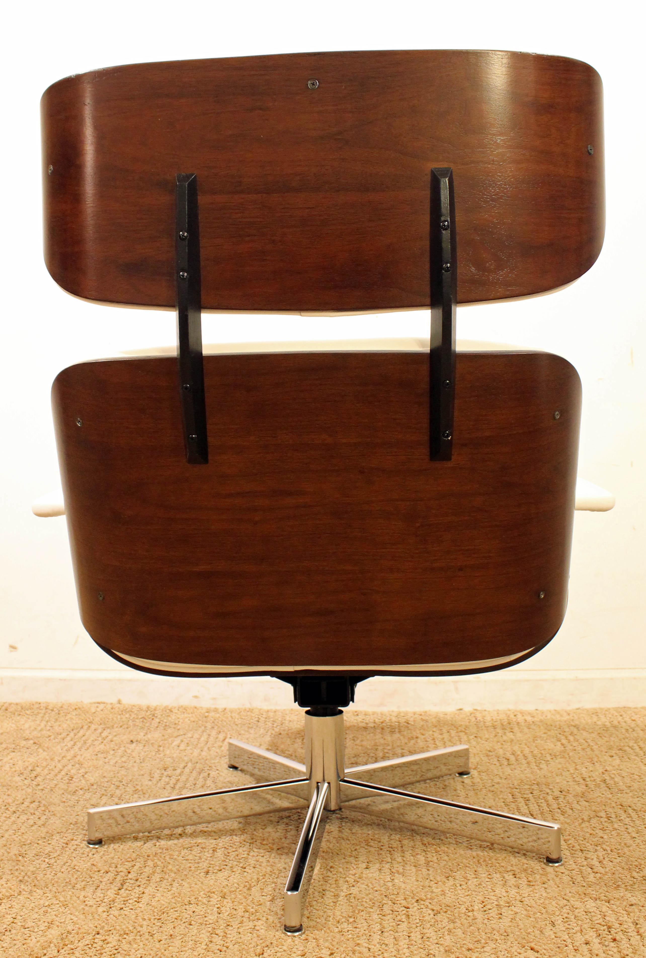 Midcentury Danish Modern Selig Eames Lounge Chair and Ottoman In Excellent Condition In Wilmington, DE