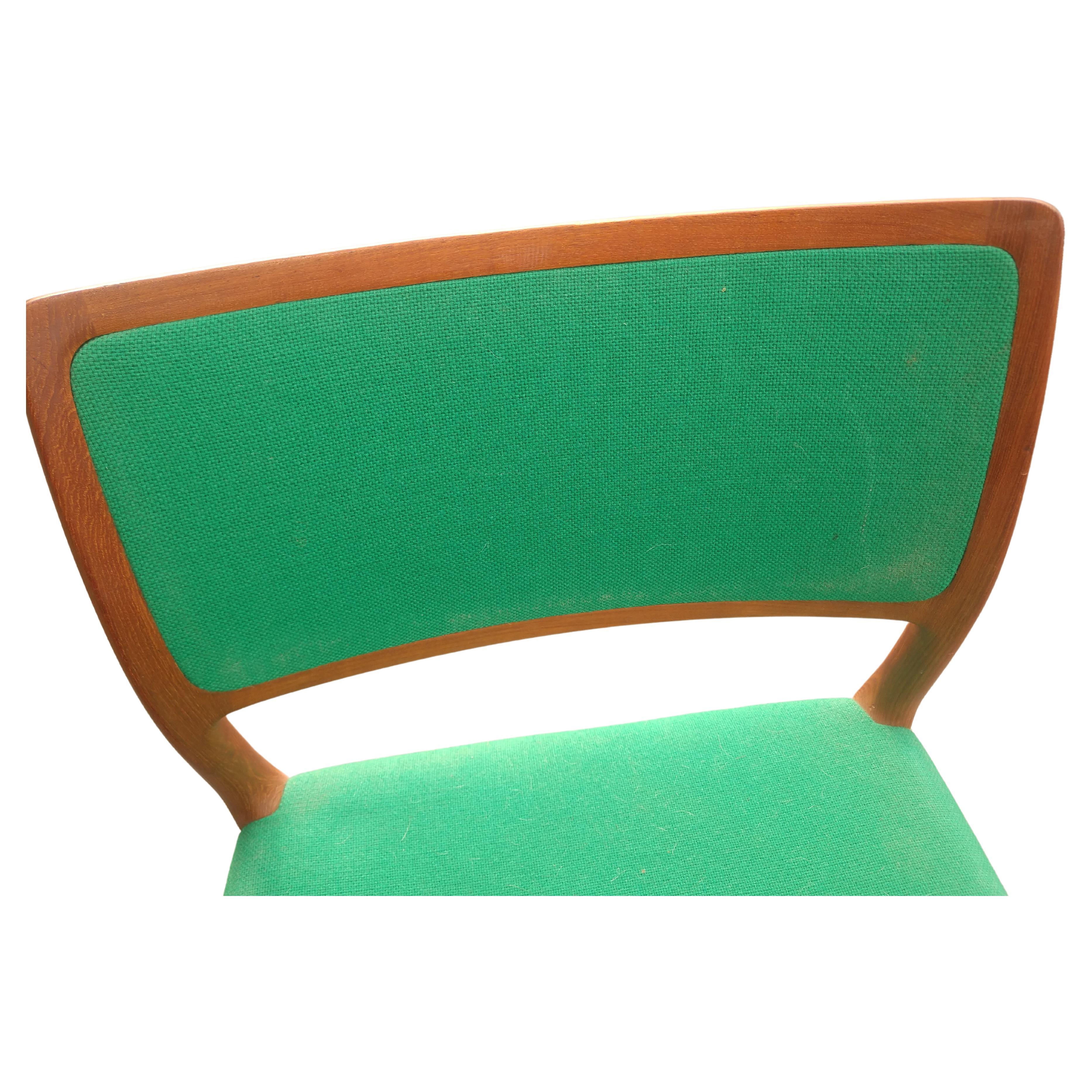 Fabuloso juego de 6 sillas de comedor Niels Otto Moller de teca. El tejido de lana parece ser original y tiene algunas manchas, pero no desgarros. La teca está en excelente estado vintage, con un desgaste mínimo. Grandes respaldos esculpidos y un