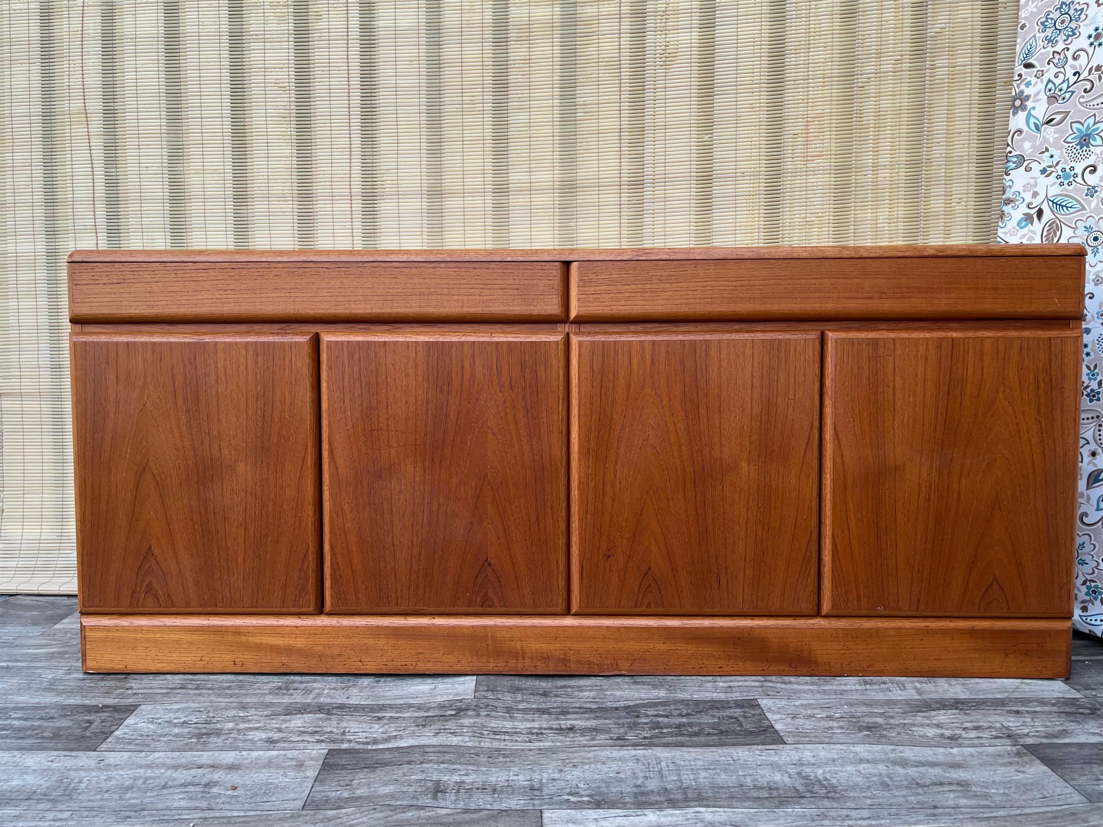 Credenza danese moderna di metà secolo di Sannemannn Moble. Circa anni '80 in vendita 11