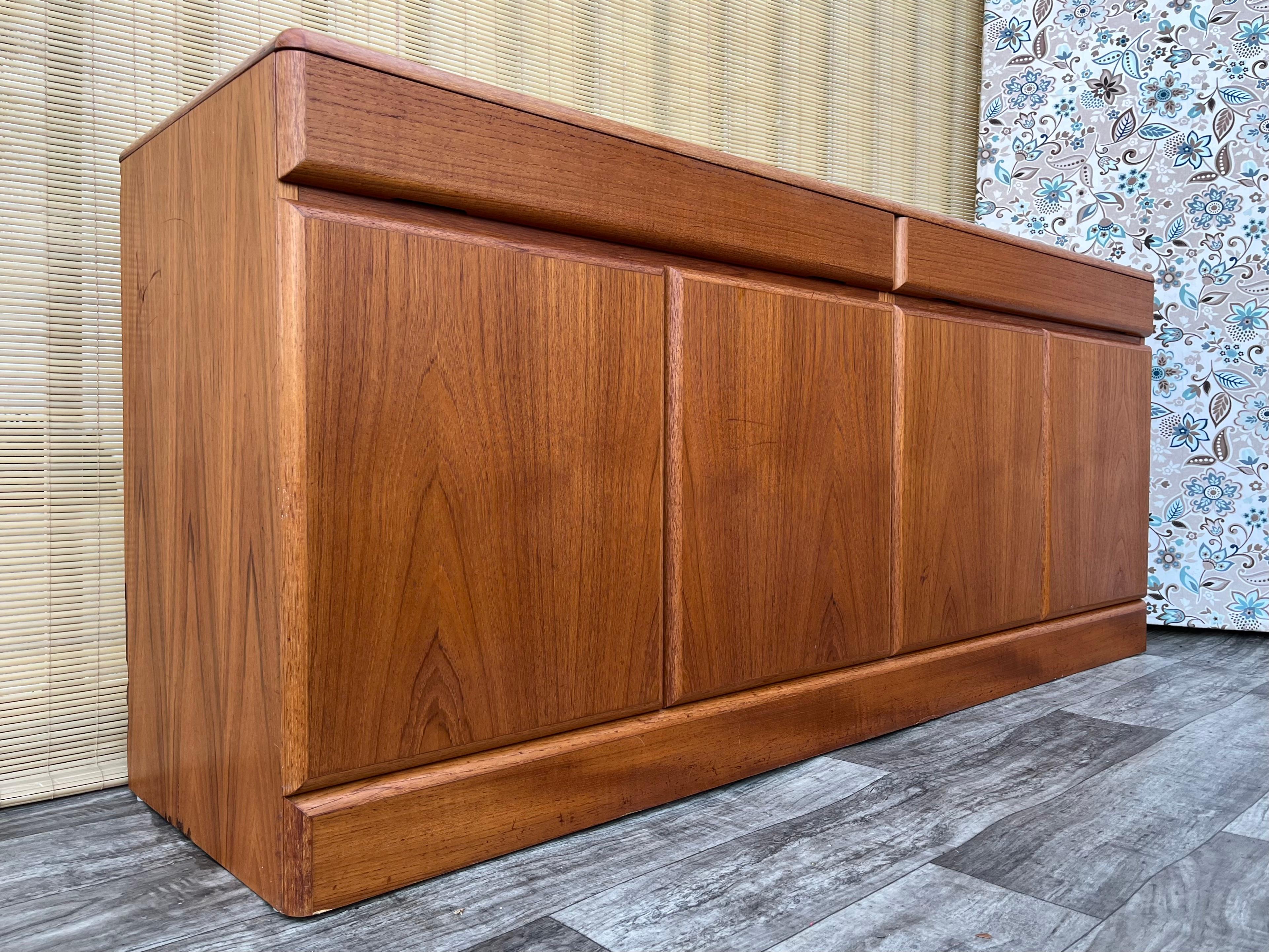 Credenza credenza danese moderna di metà secolo in teak di Sannemannn Mobler, Danimarca. Circa anni '80
Presenta la quintessenza del The Modern Scandinavian, con linee pulite e una bellissima venatura del legno di teak. 
Ampio spazio con 2 cassetti