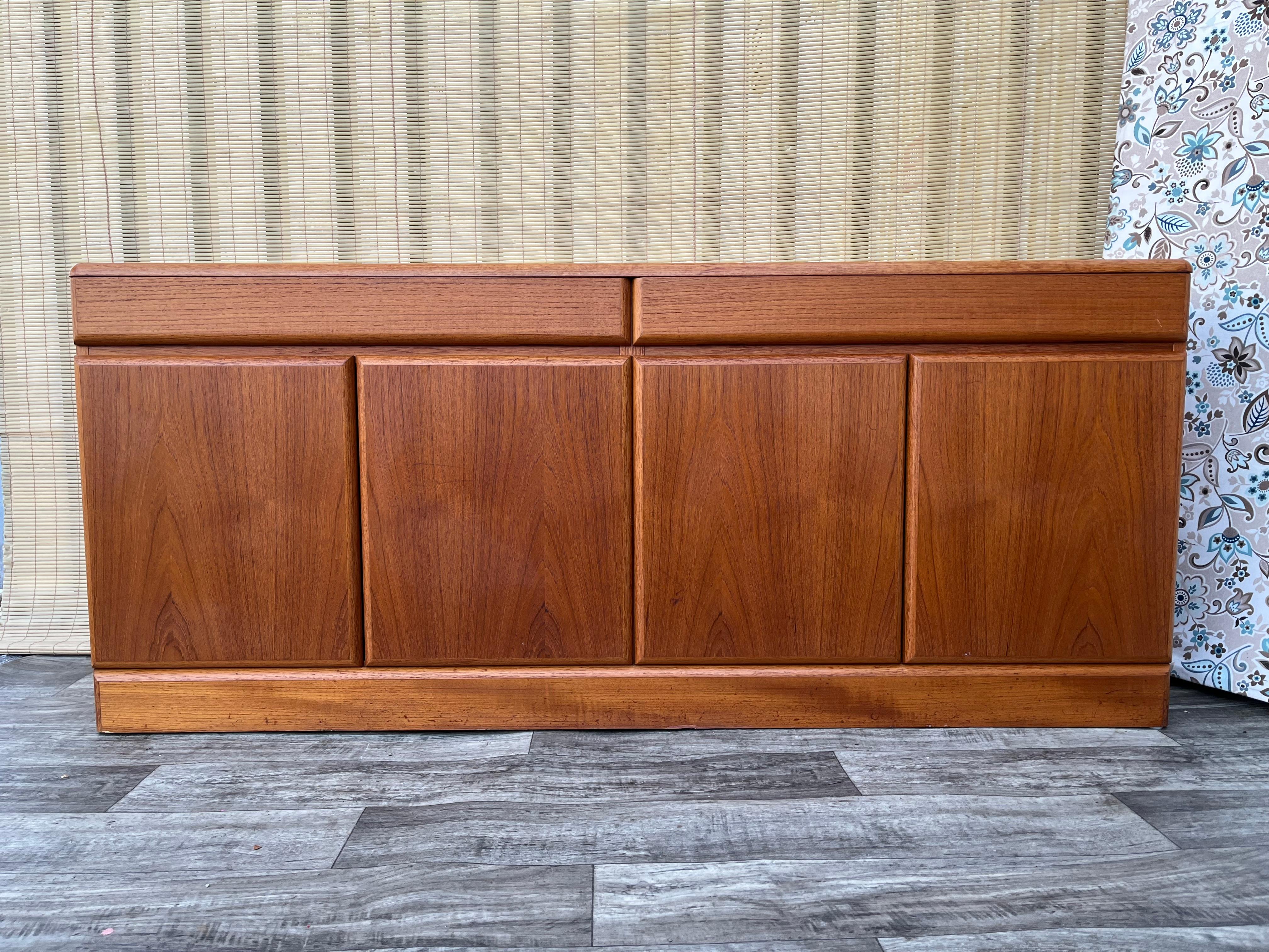 Impiallacciato Credenza danese moderna di metà secolo di Sannemannn Moble. Circa anni '80 in vendita