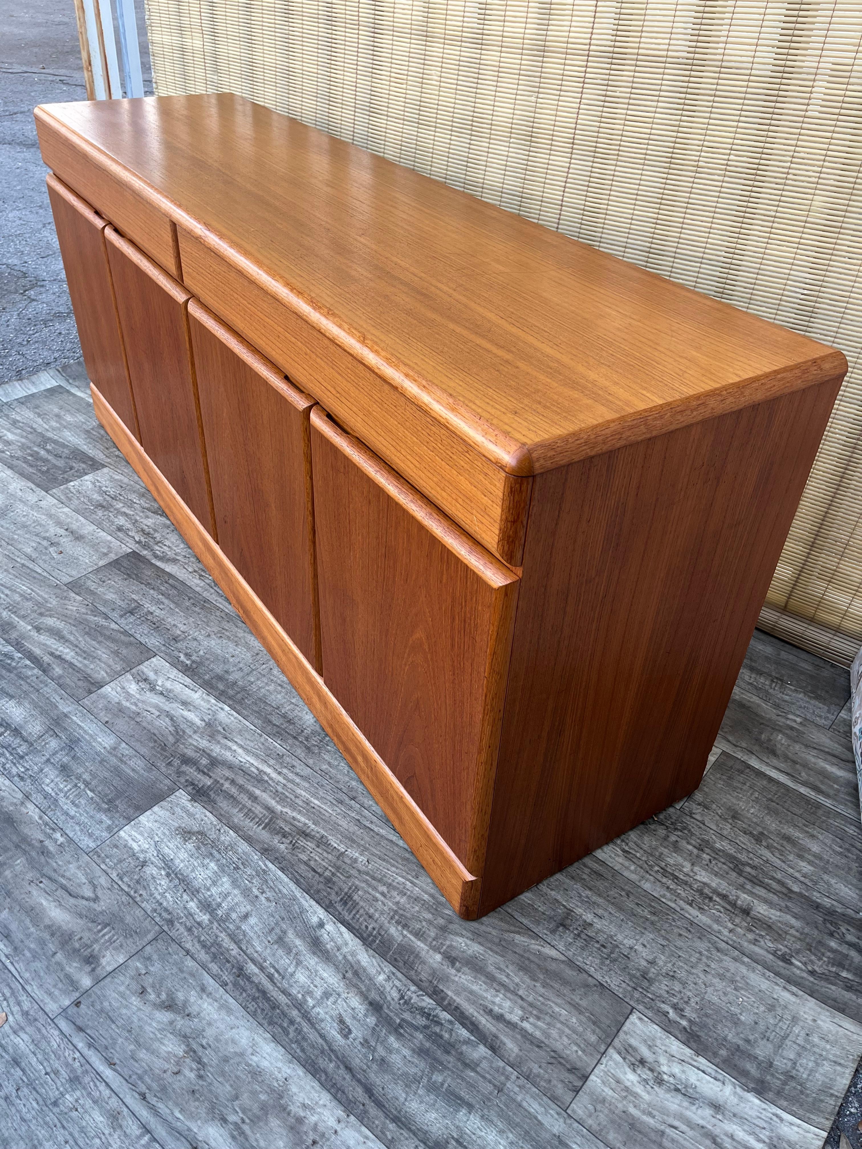 Credenza danese moderna di metà secolo di Sannemannn Moble. Circa anni '80 In condizioni buone in vendita a Miami, FL