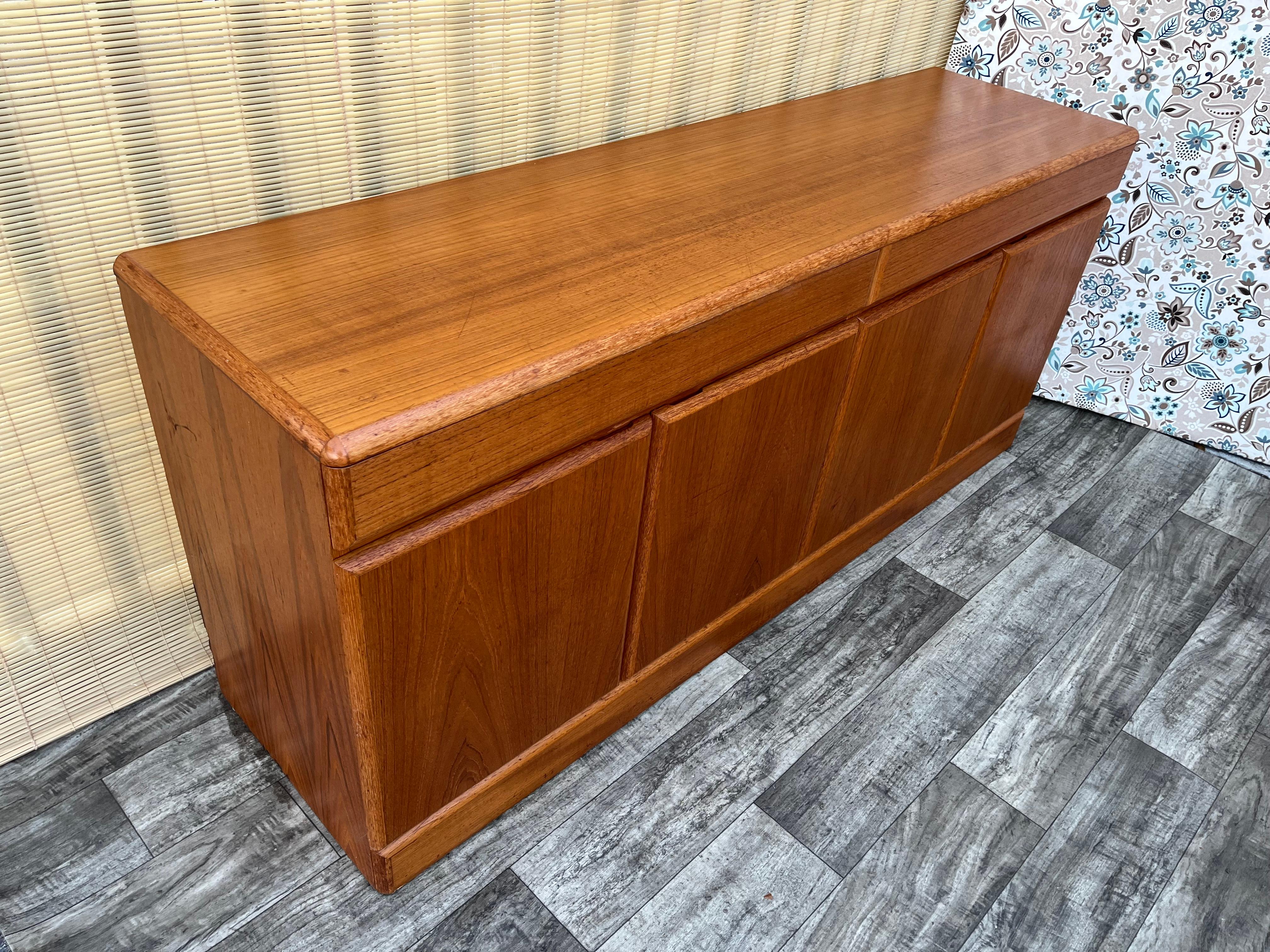 Fine XX secolo Credenza danese moderna di metà secolo di Sannemannn Moble. Circa anni '80 in vendita