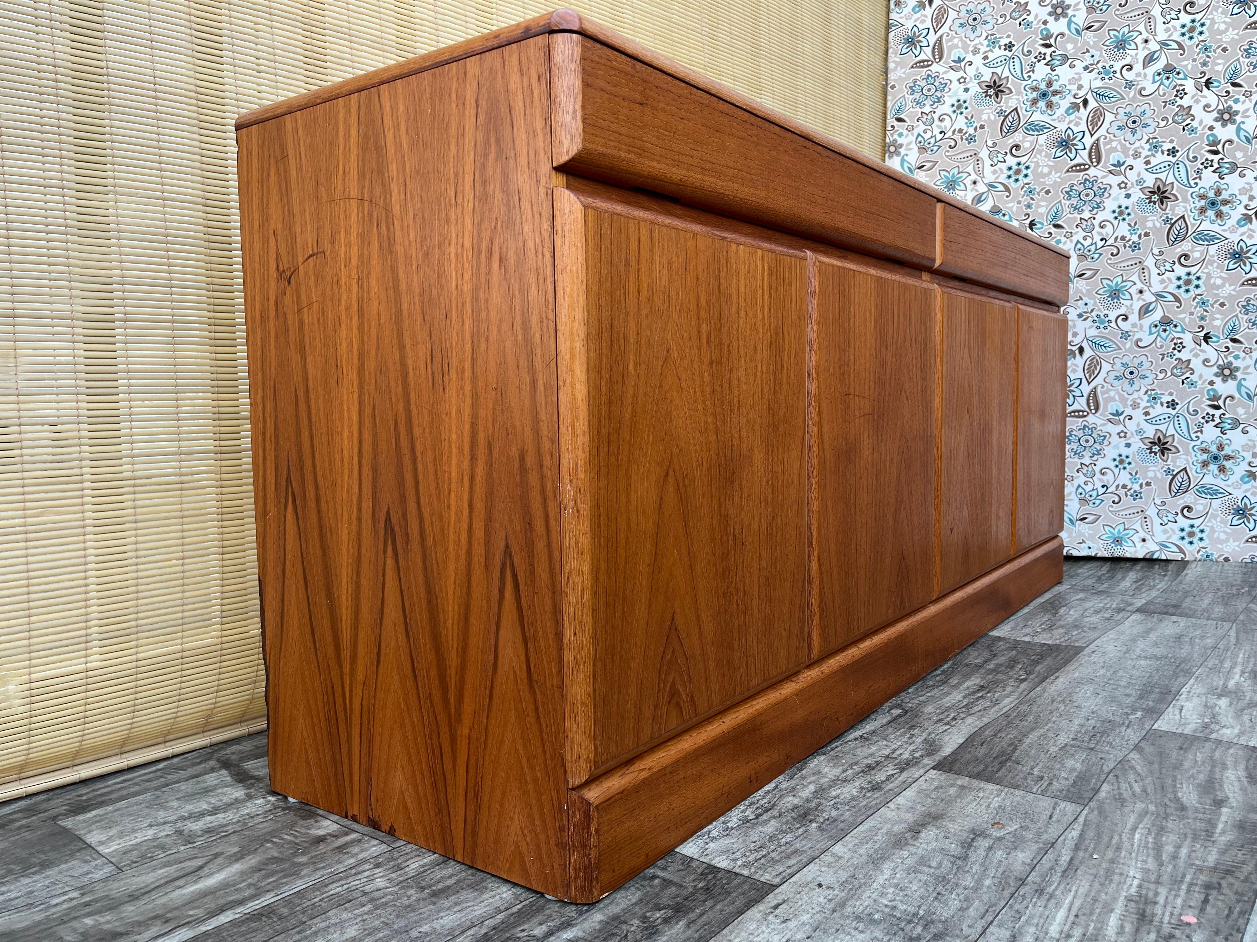 Teak Credenza danese moderna di metà secolo di Sannemannn Moble. Circa anni '80 in vendita