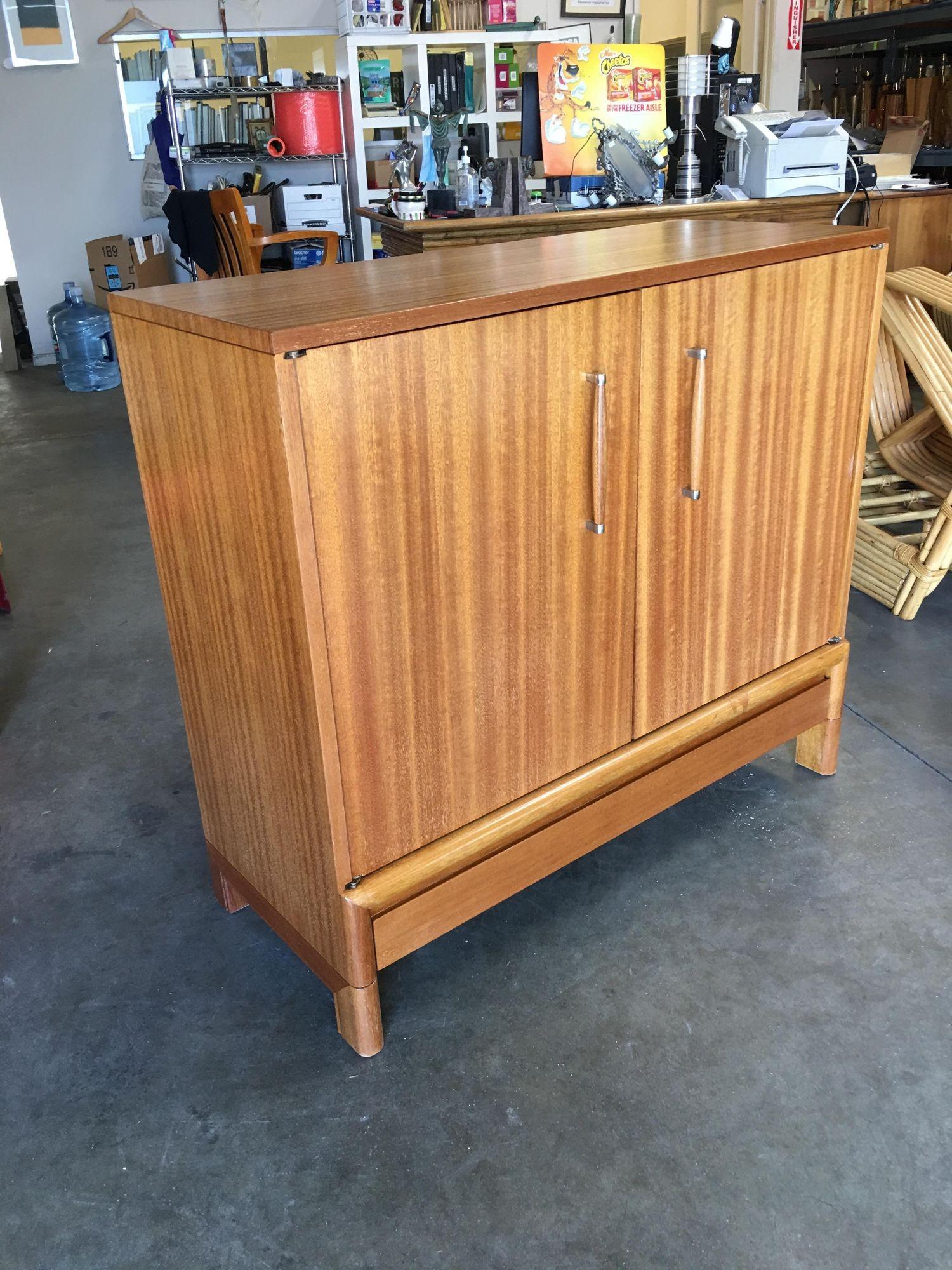 Midcentury Danish Modern Style Oak Sideboard Cabinet In Excellent Condition For Sale In Van Nuys, CA
