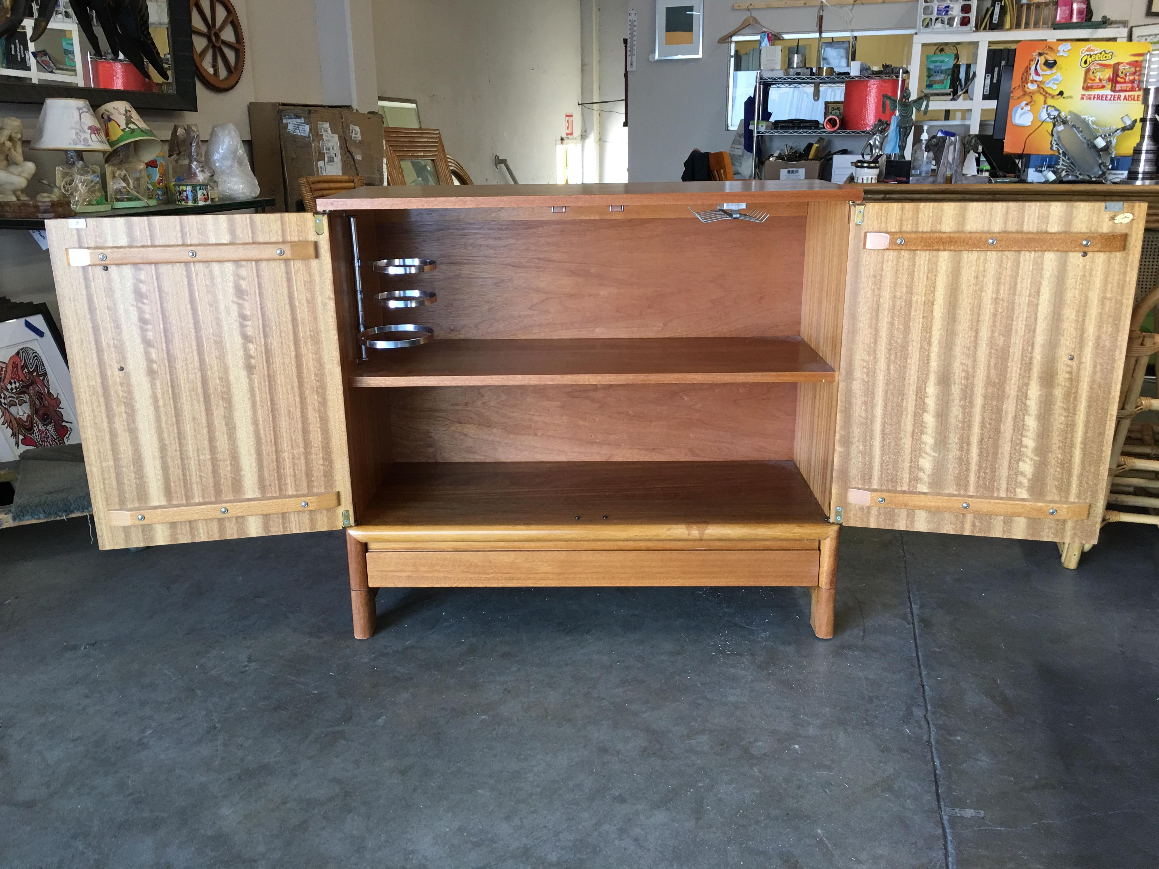 Midcentury Danish Modern Style Oak Sideboard Cabinet In Excellent Condition In Van Nuys, CA