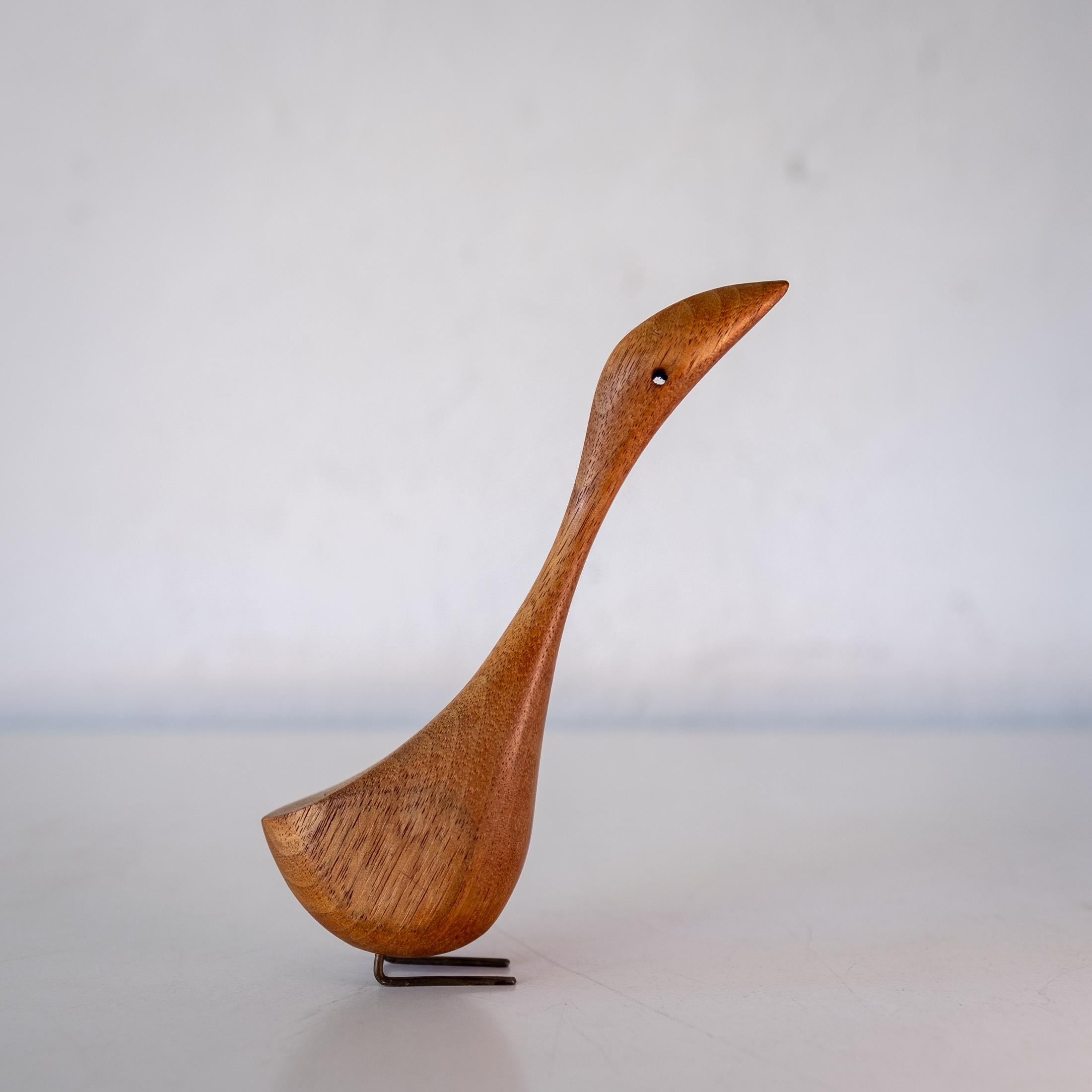 Escultura de pájaro de teca estilizada moderna danesa de mediados de siglo. Cuerpo de teca maciza con pies de latón. 1950s. Sin marcar,