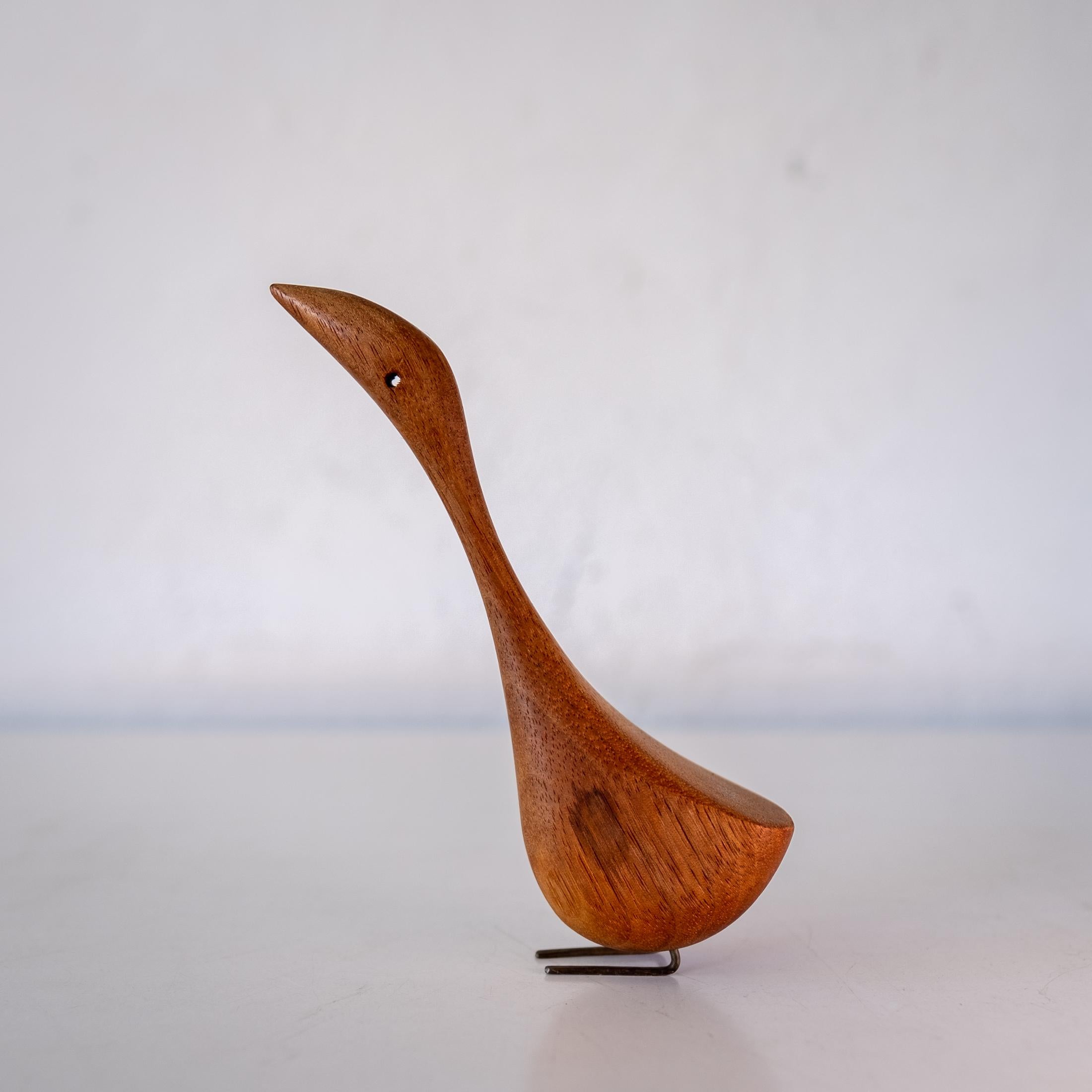 Escultura de pájaro de teca estilizada moderna danesa de mediados de siglo Escandinavo moderno en venta