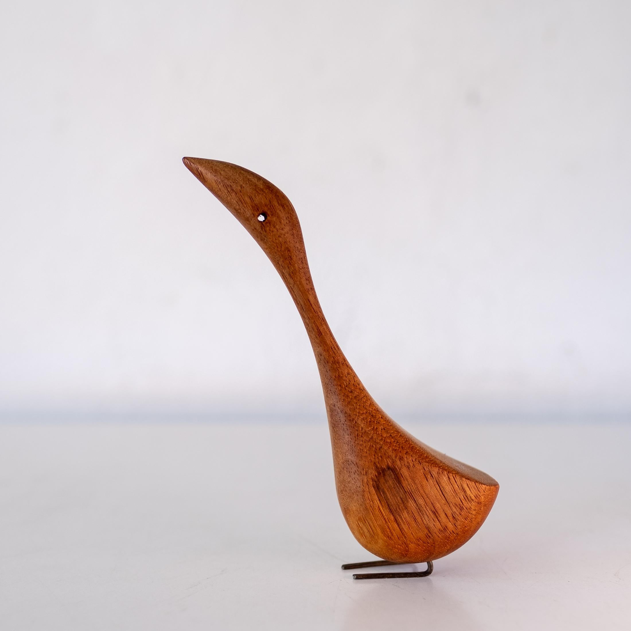 Dänische moderne stilisierte Vogelskulptur aus Teakholz, Mid-Century Modern (Messing) im Angebot