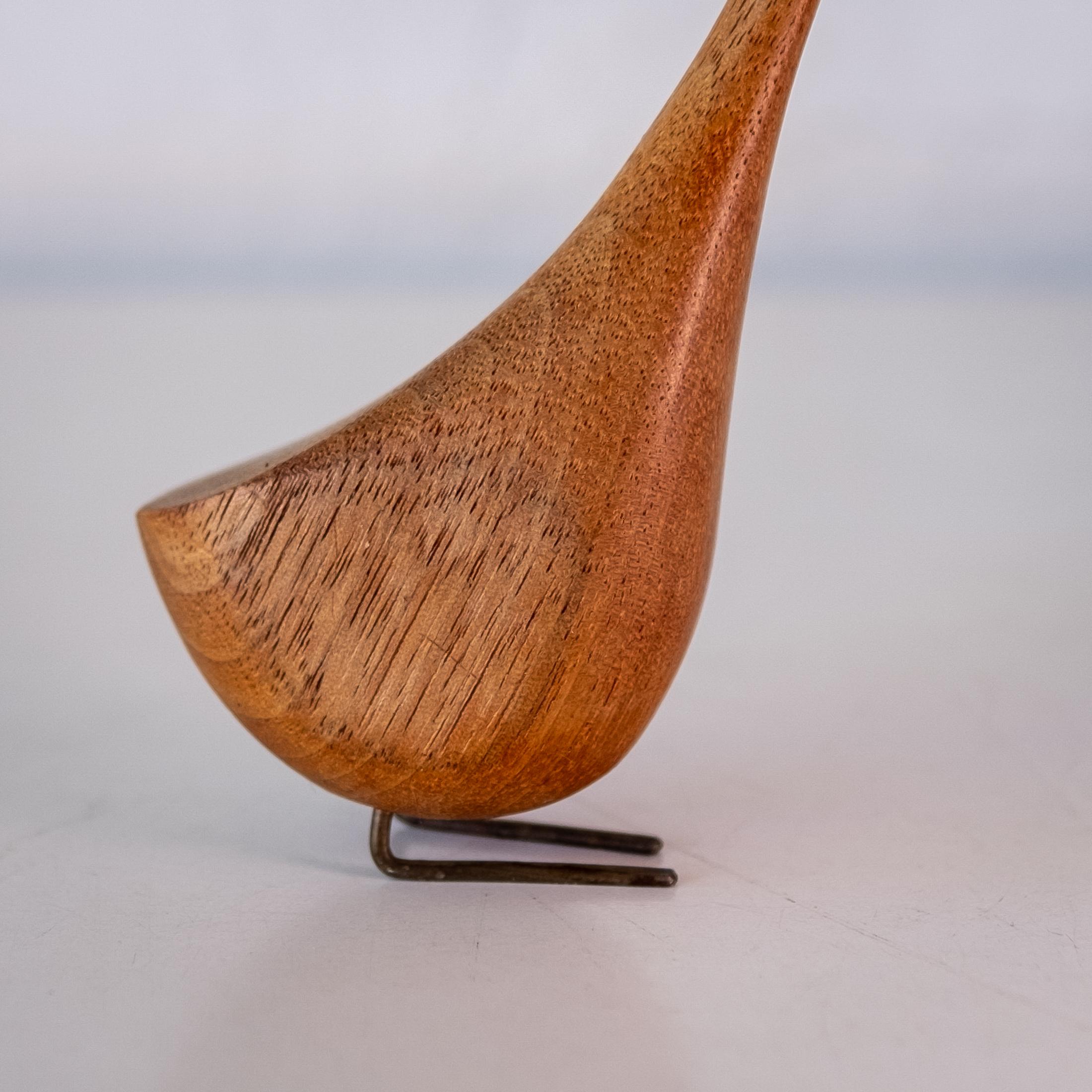 Escultura de pájaro de teca estilizada moderna danesa de mediados de siglo en venta 2