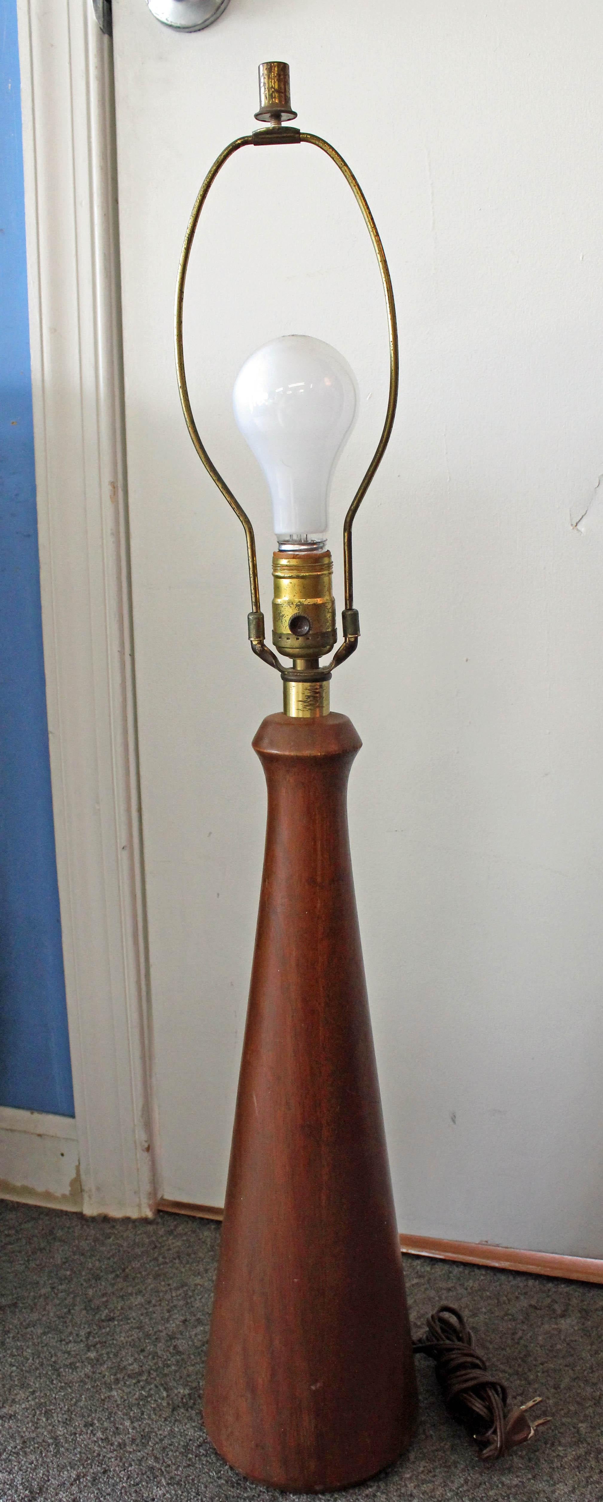 Offered is a cone-shaped teak table lamp. It is in good, working condition. It is not signed. A great piece to add to any room in your home. 

Dimensions:
5
