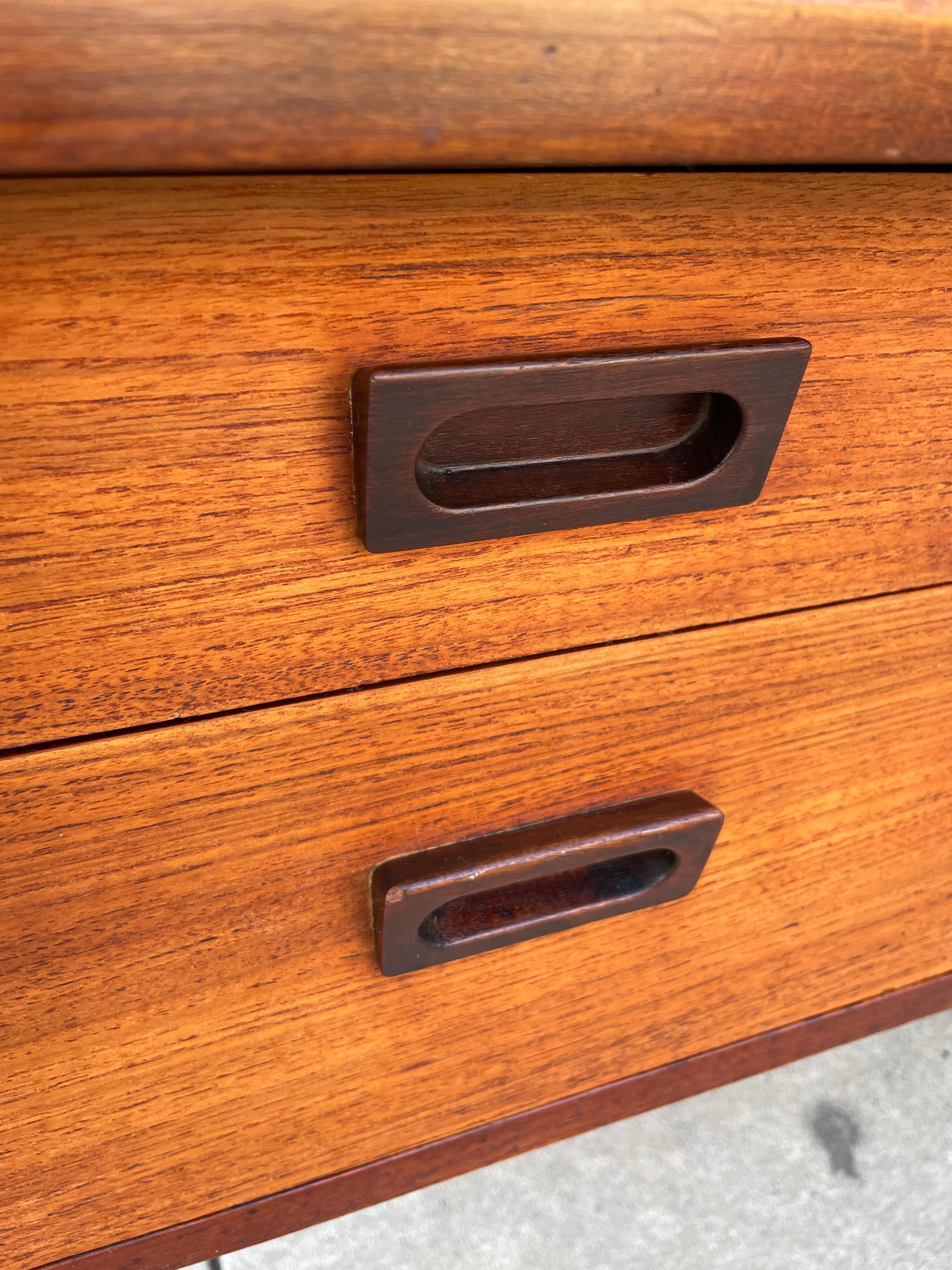 Midcentury Danish Modern Teak Desk 2 Drawers In Good Condition For Sale In BROOKLYN, NY