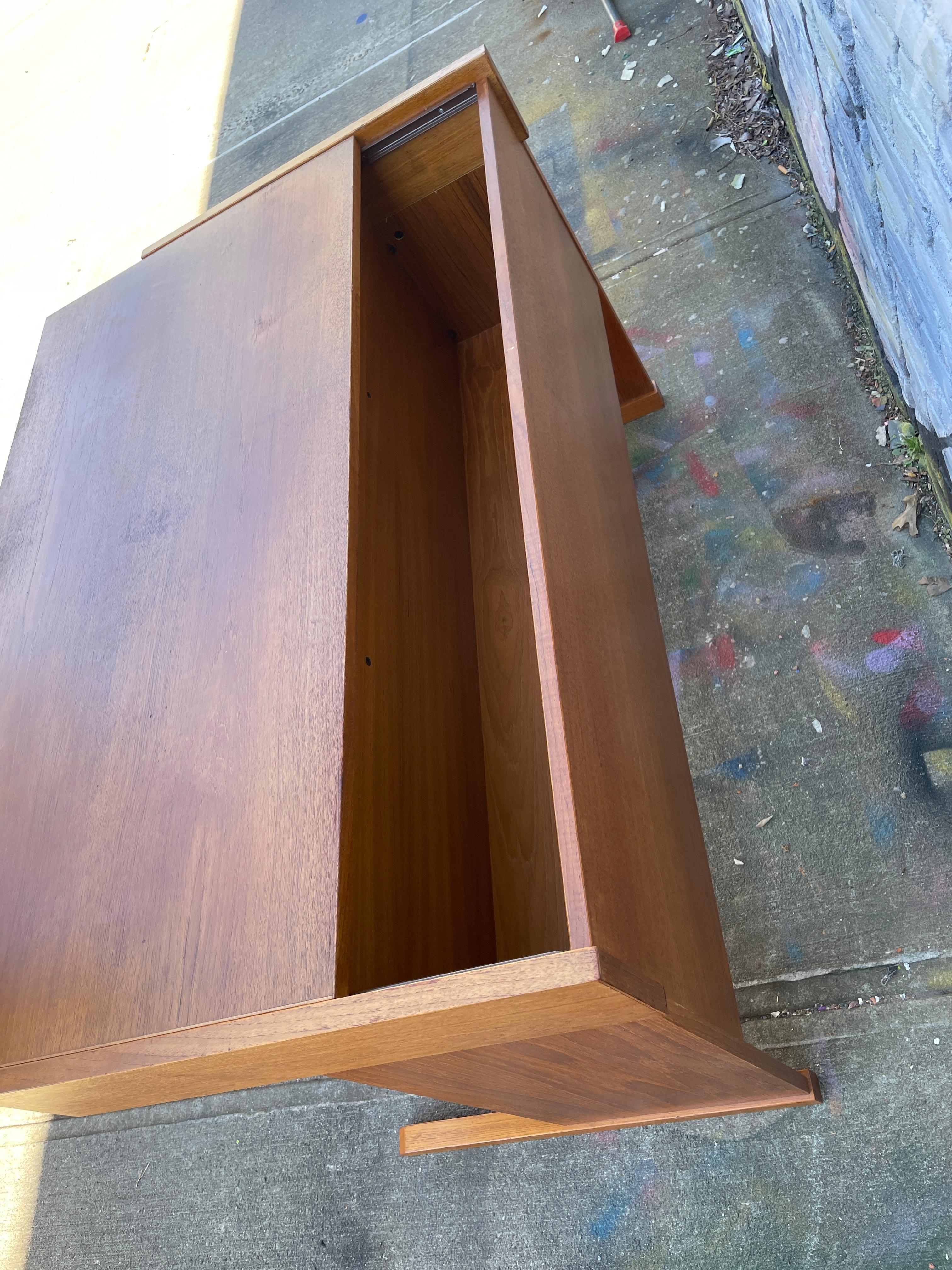 Scrivania danese moderna del Medioevo in teak a 3 cassetti in vendita 2