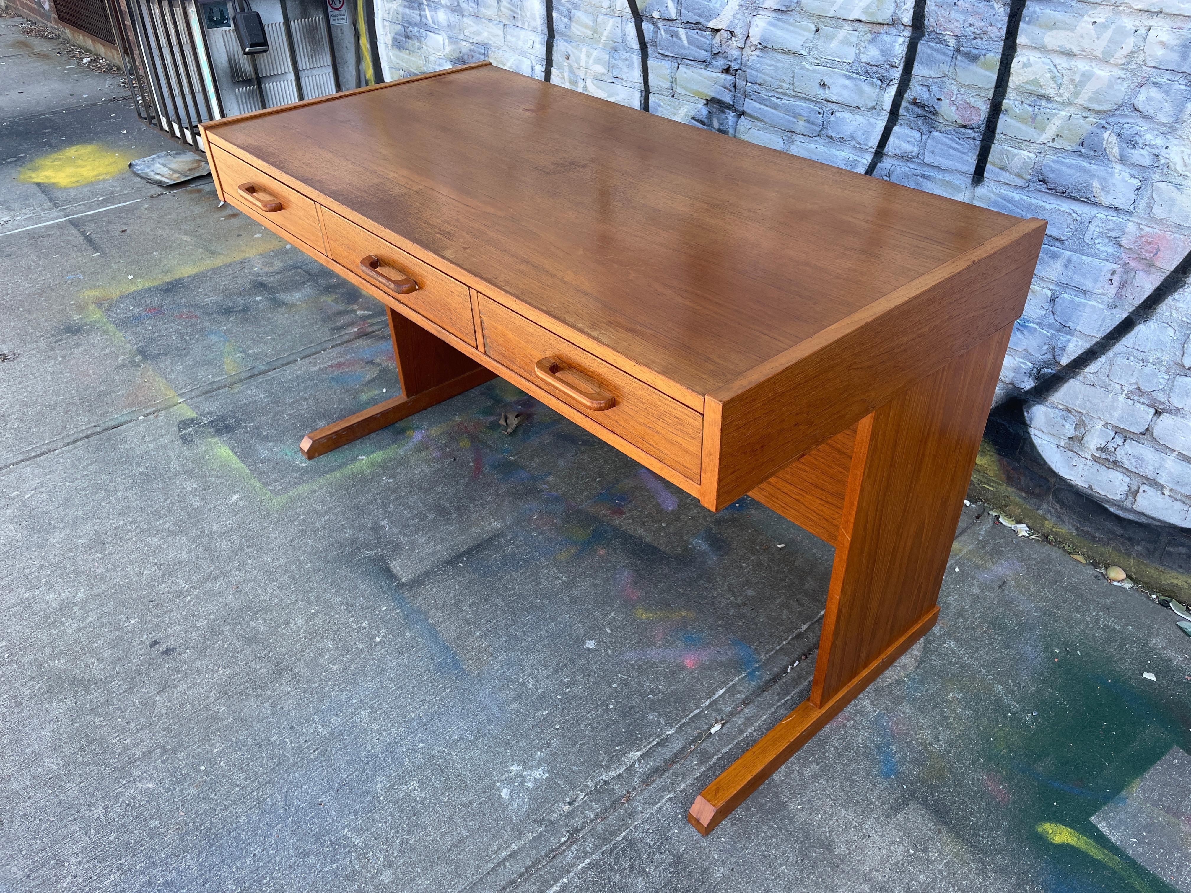 Mid-Century moderno Scrivania danese moderna del Medioevo in teak a 3 cassetti in vendita