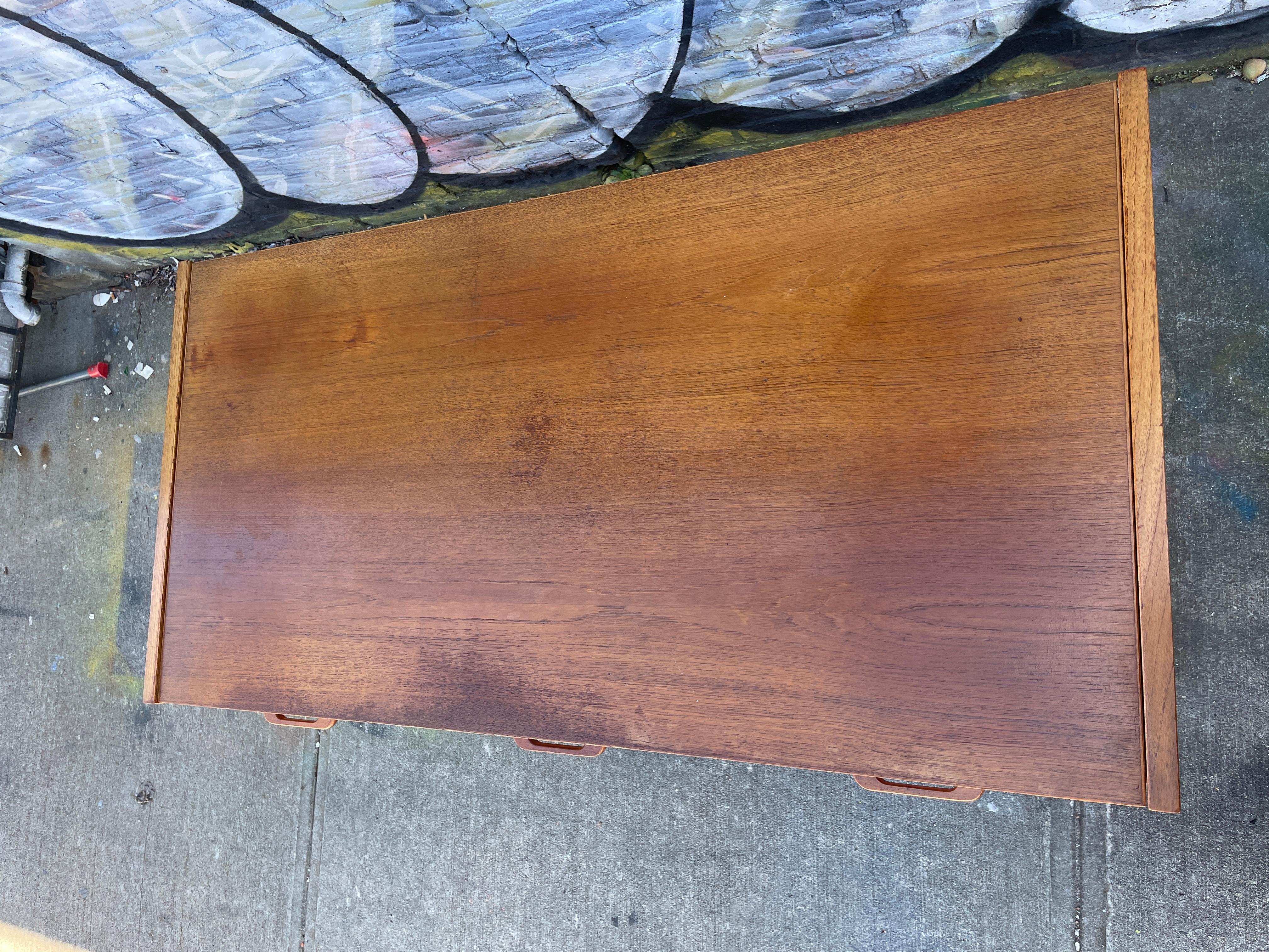 Danese Scrivania danese moderna del Medioevo in teak a 3 cassetti in vendita