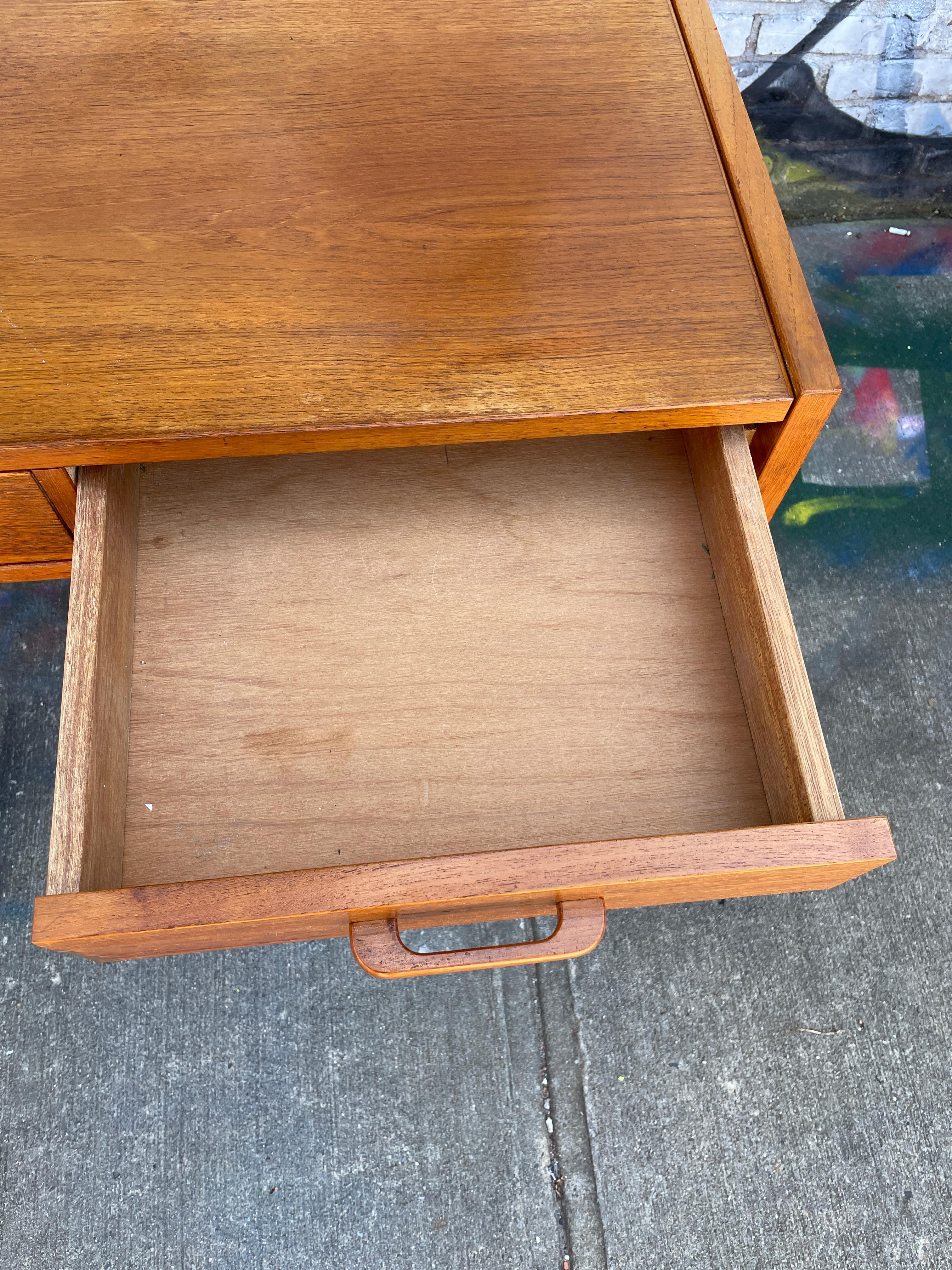 Dänischer moderner Teakholz-Schreibtisch mit 3 Schubladen aus der Mitte des Jahrhunderts im Zustand „Gut“ im Angebot in BROOKLYN, NY